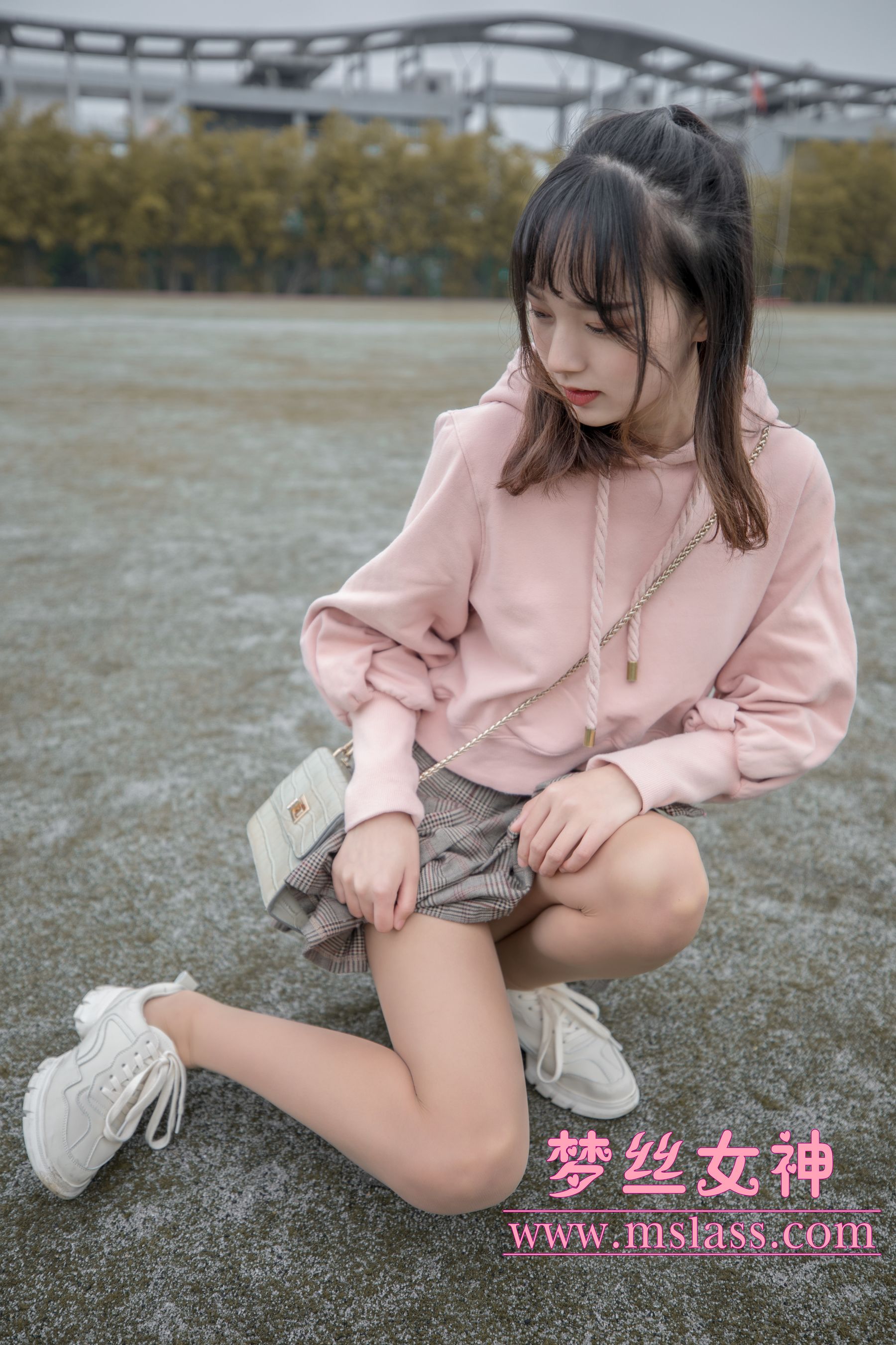 [梦丝女神MSLASS]  玥玥 操场小甜心（63P）-爱变色