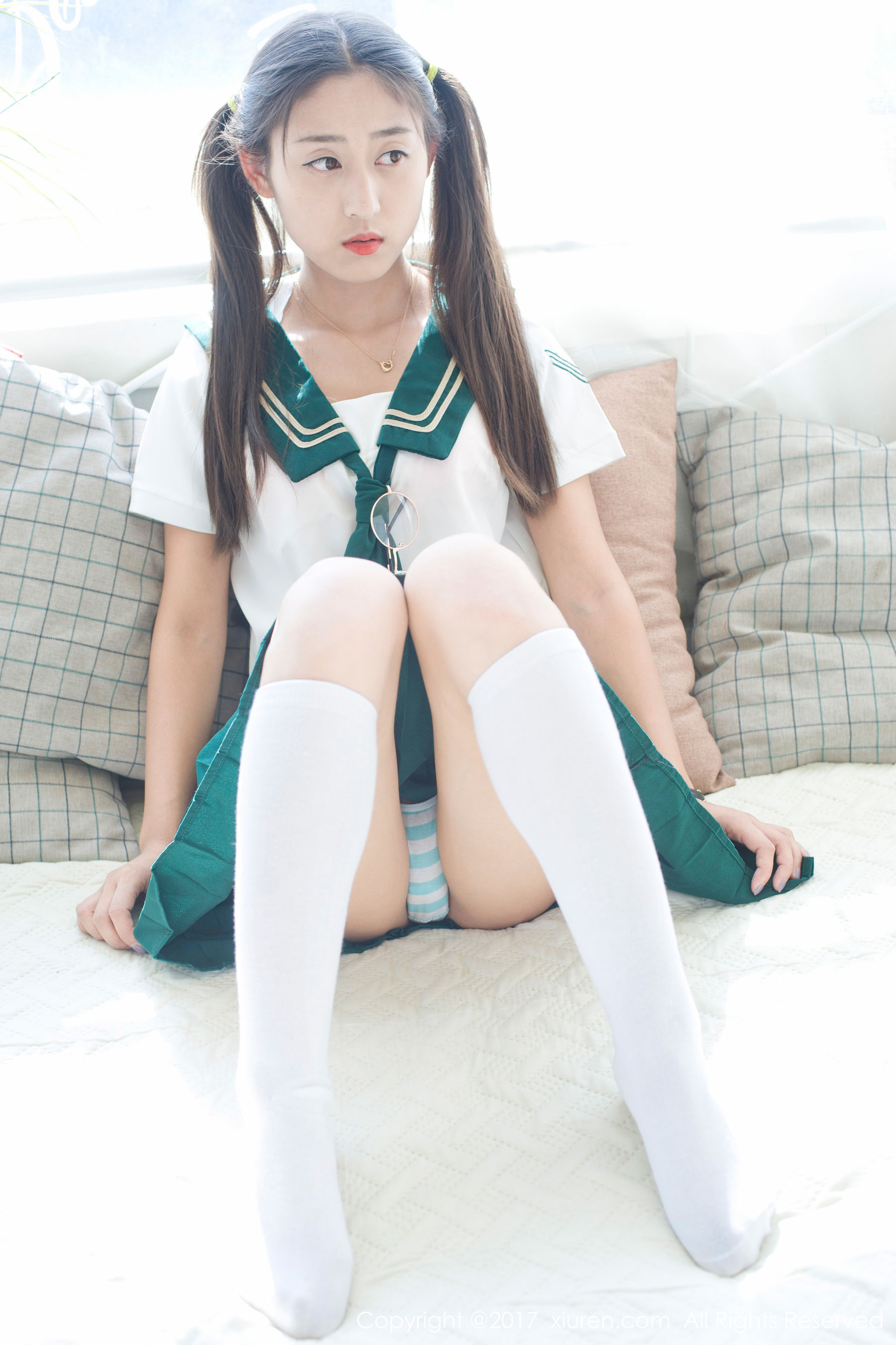 雨涵Iris《学生制服+花瓣内衣》 [秀人网XIUREN] No.802（45P）