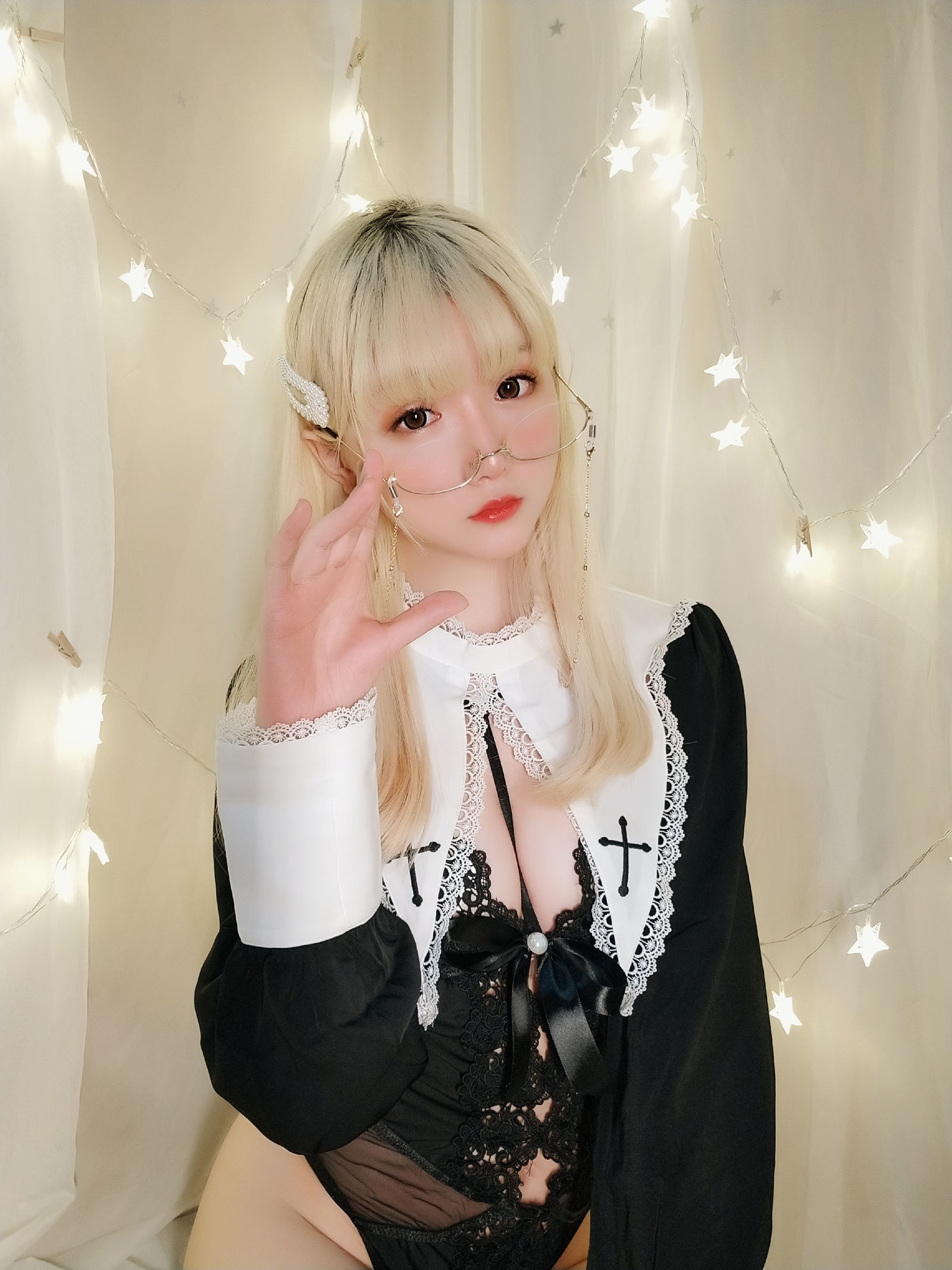 [萝莉COS] 星之迟迟 VOL.15 圣光修女包（60P）