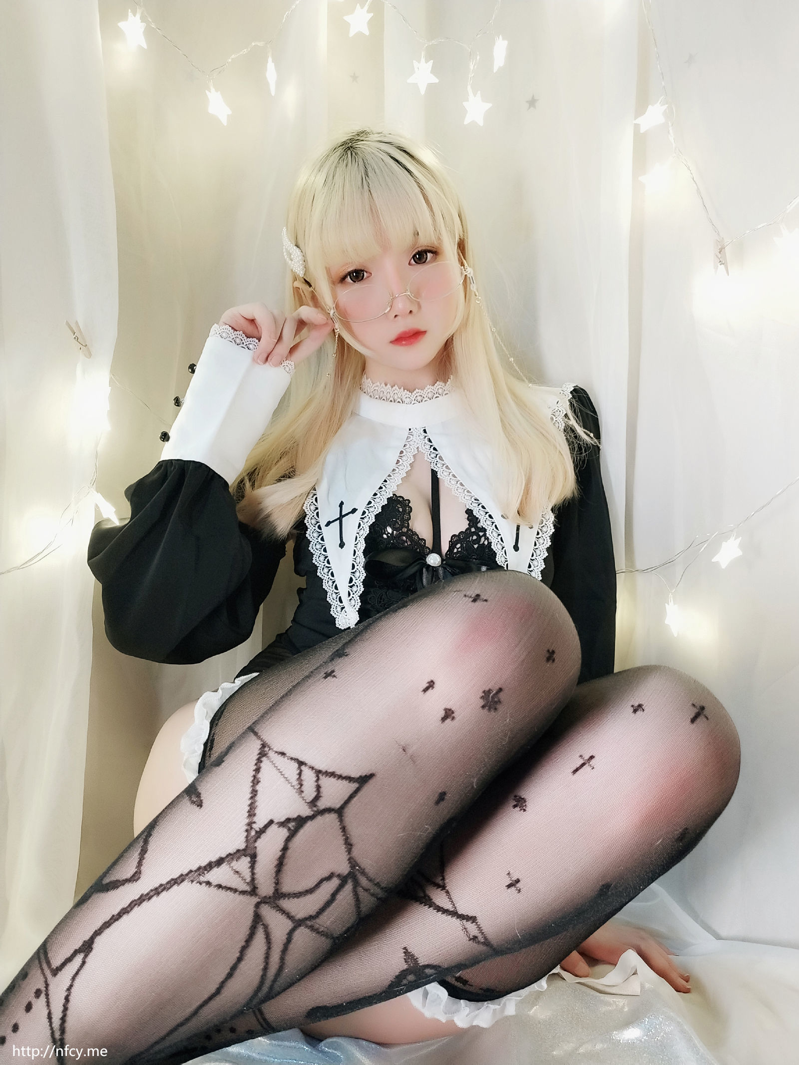 [萝莉COS] 星之迟迟 VOL.15 圣光修女包（60P）-爱变色