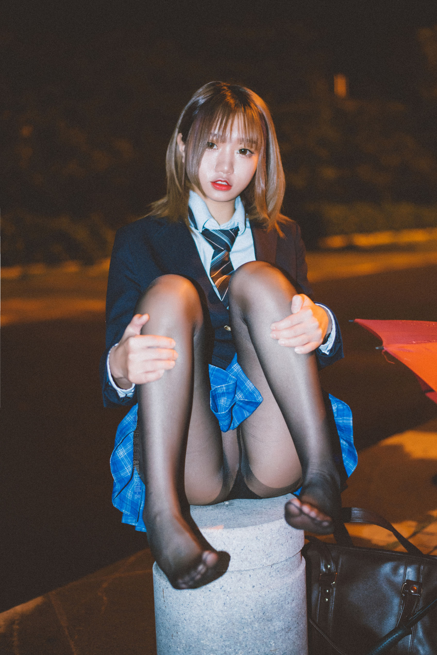 [福利COS] 动漫博主柒柒要乖哦 - 深夜公园JK（35P）