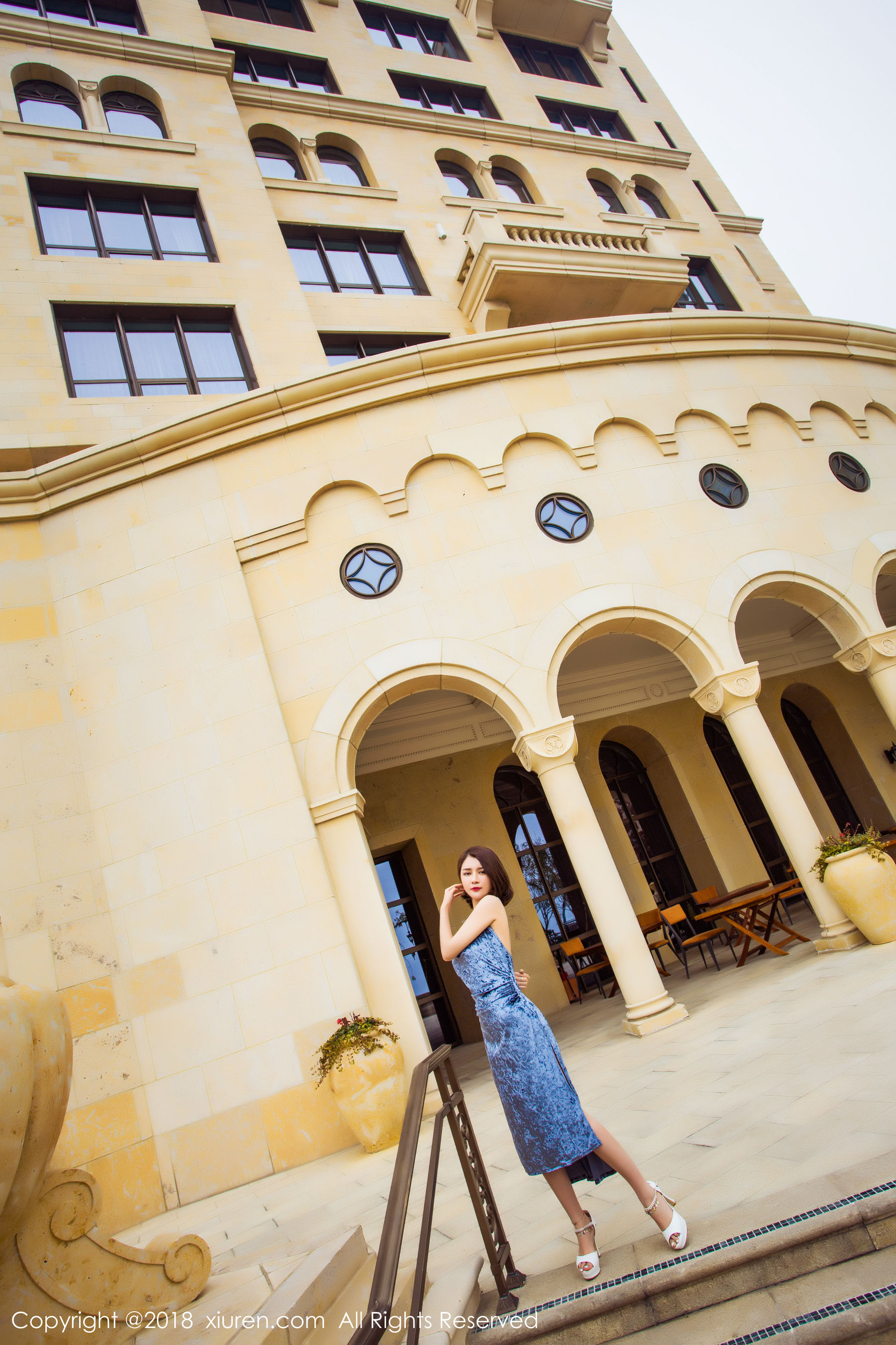 女神@廿十《长裙街拍+内衣+浴袍》 [秀人XiuRen] No.935（58P）