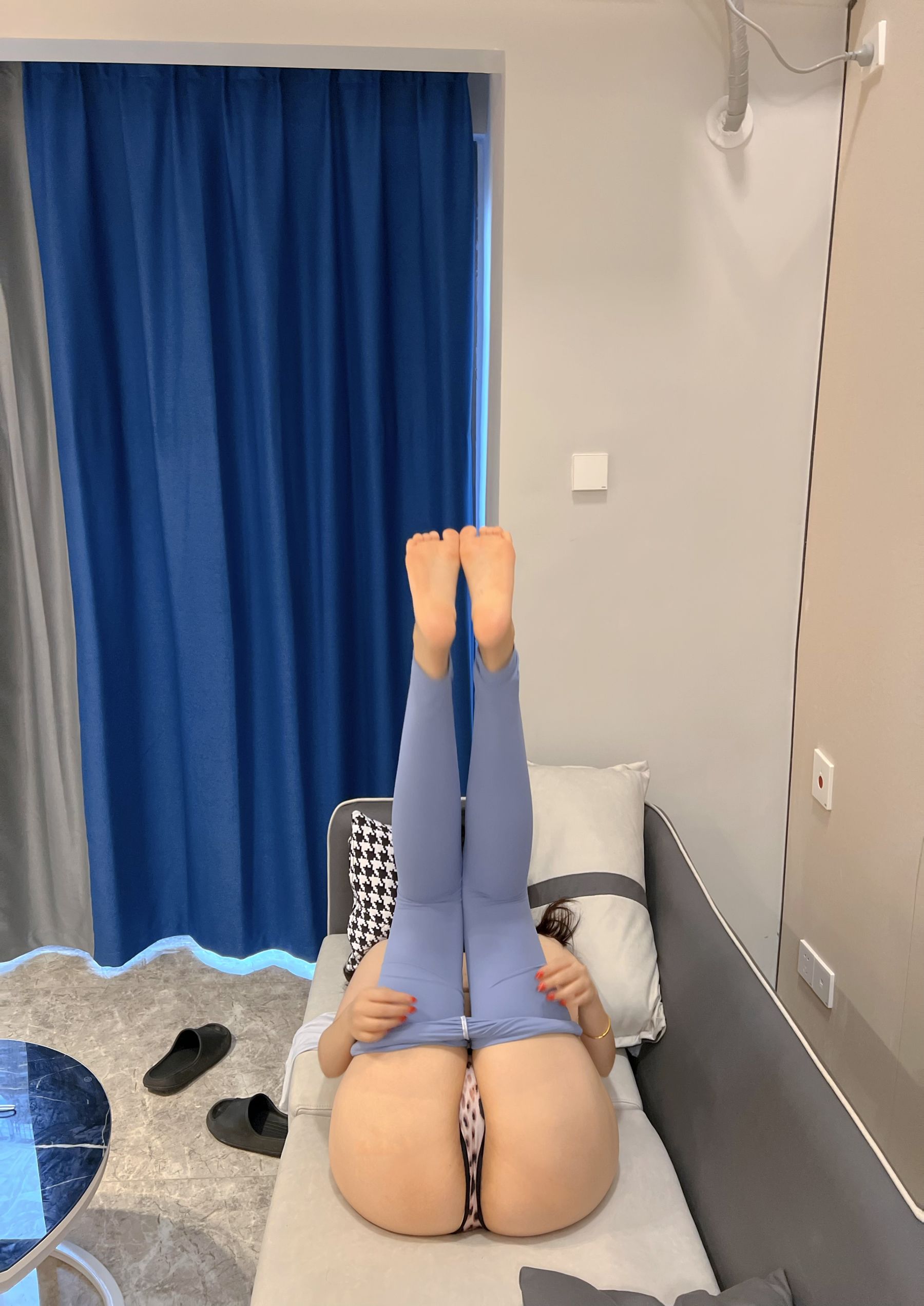 迷人的五姨太 - 瑜伽裤下的身材（18P）