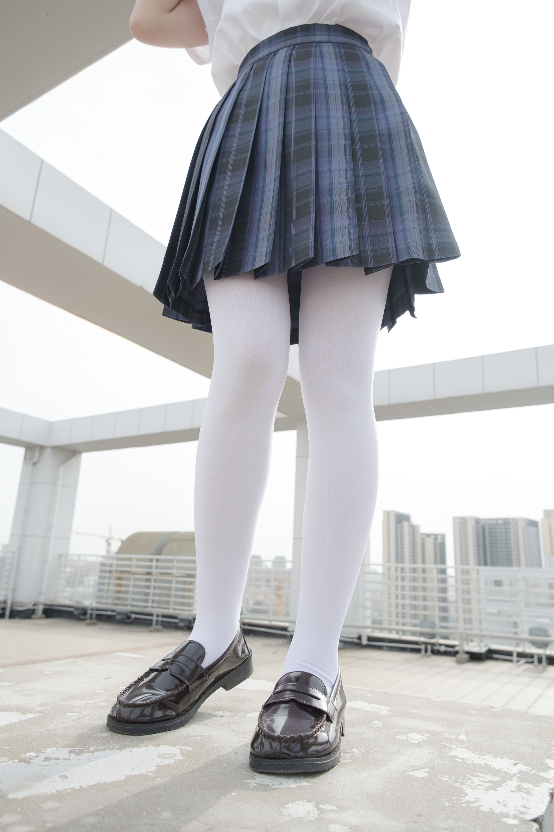 森萝财团写真 月下002 小夜 真空白丝 80D 户外（101P）-爱变色