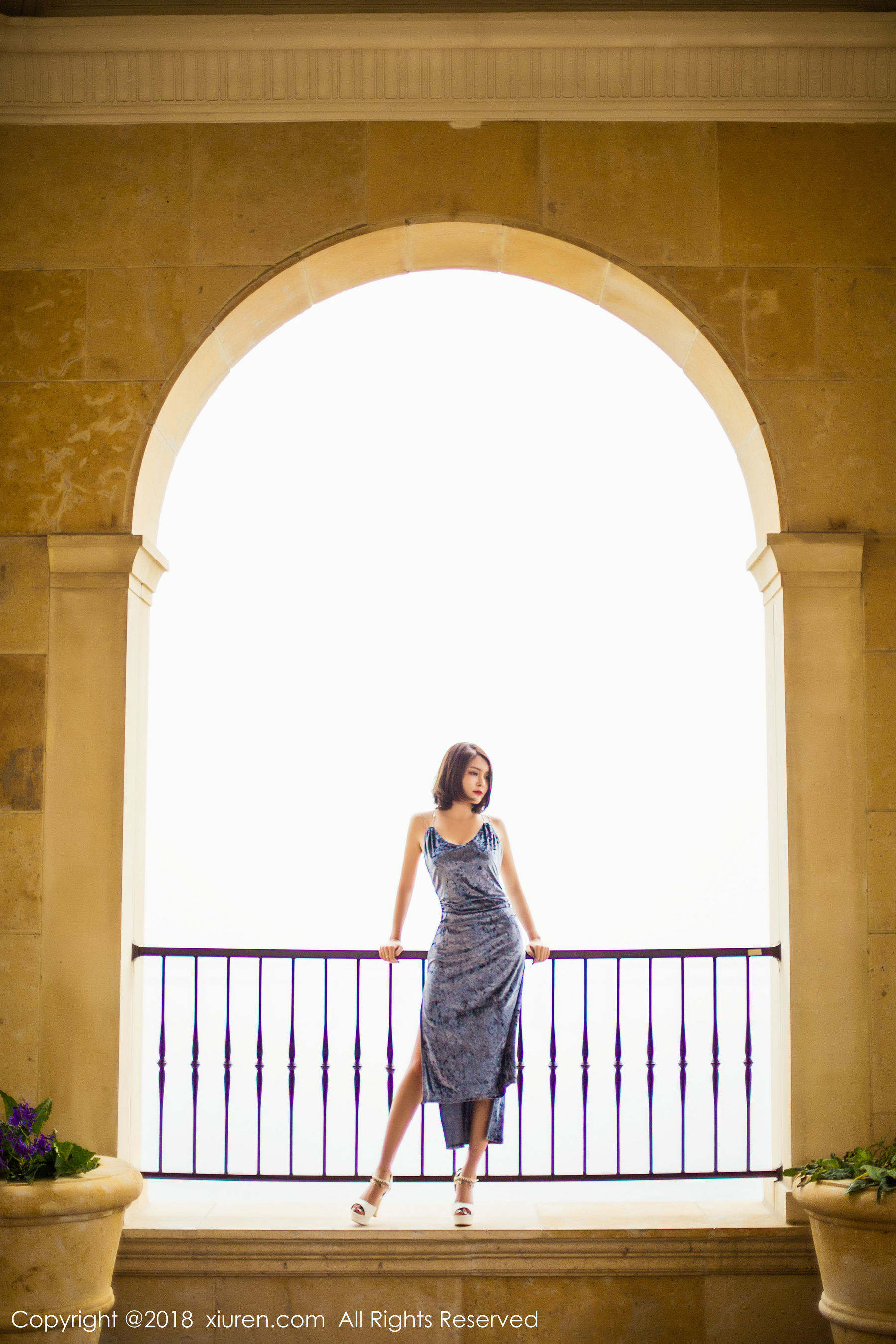 女神@廿十《长裙街拍+内衣+浴袍》 [秀人XiuRen] No.935（58P）