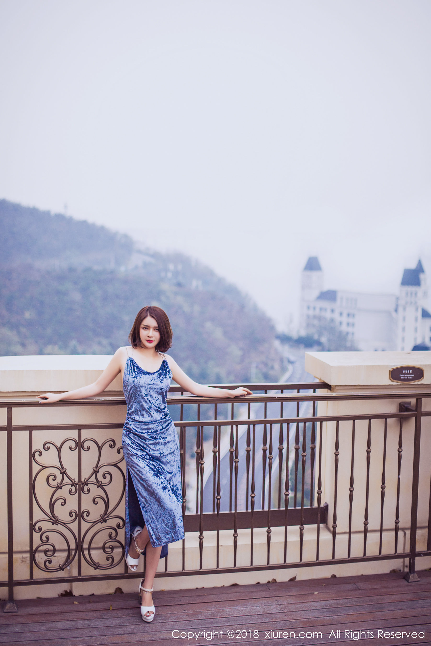 女神@廿十《长裙街拍+内衣+浴袍》 [秀人XiuRen] No.935（58P）