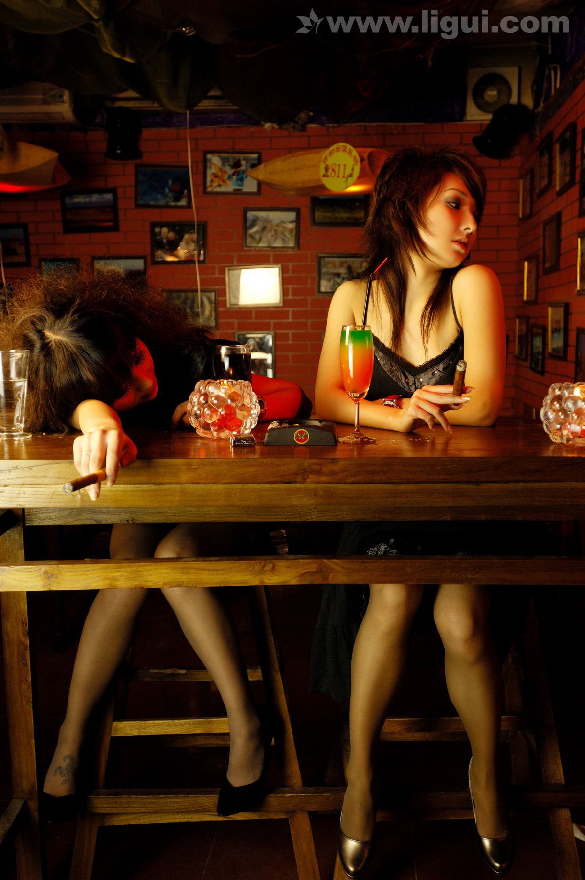 Model 咪惠美、kelly《灯红酒绿中的丝袜丽影》 [丽柜LiGui] 丝足写真图片（63P）