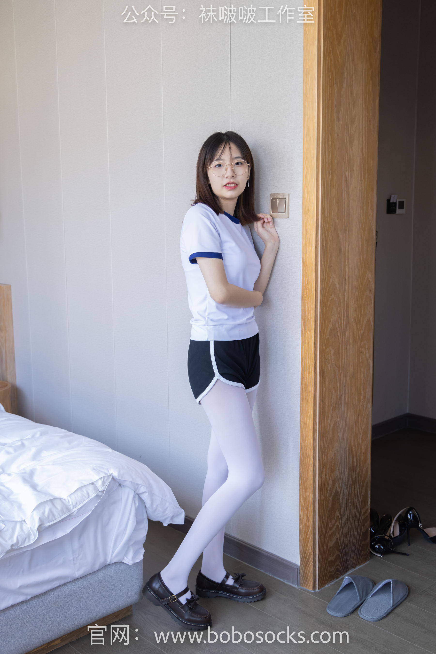 BoBoSocks袜啵啵 No.108 小甜豆-皮鞋、厚白丝、踩奶油蛋糕剧情（137P）