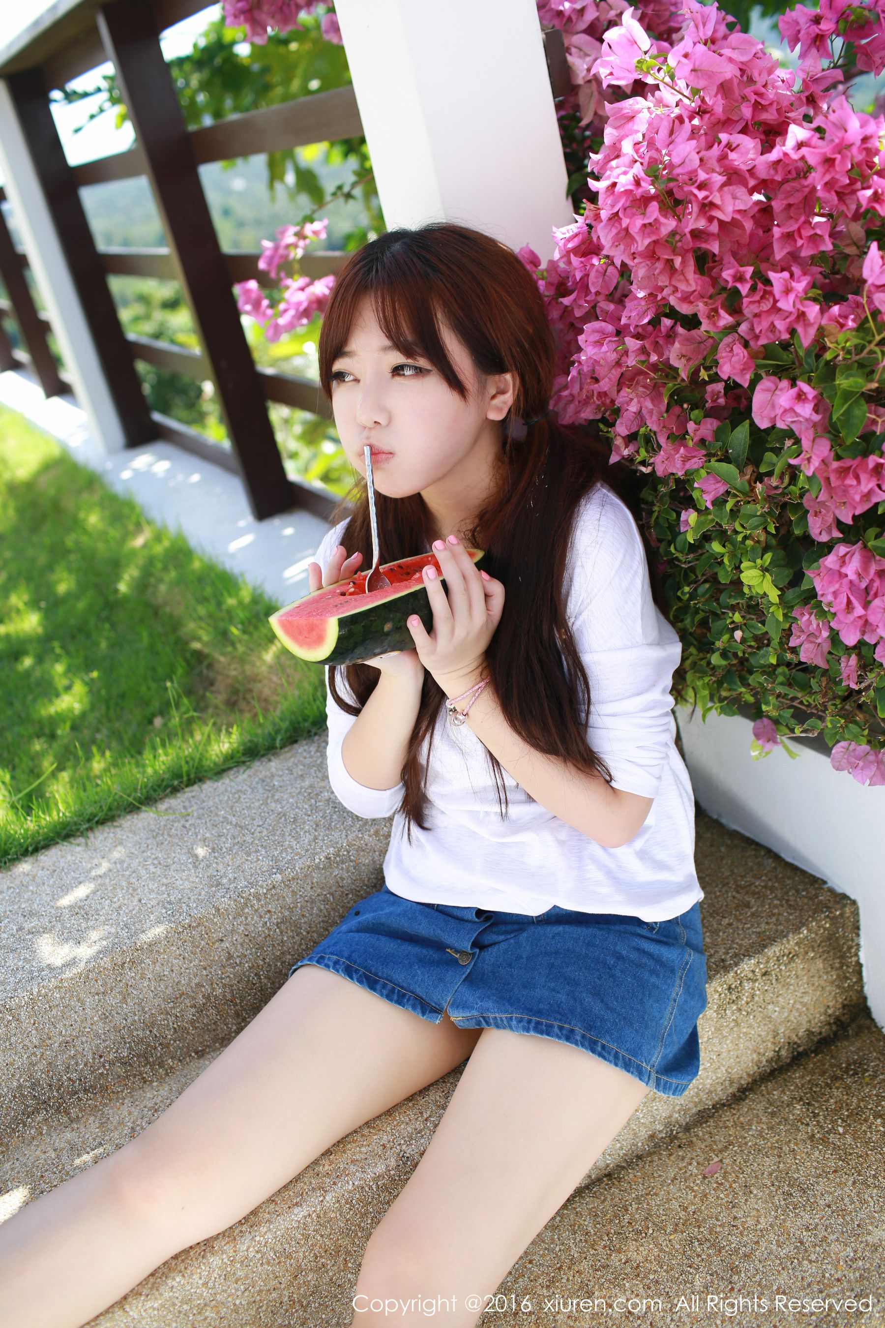 刘飞儿Faye《西瓜+牛仔超短裙+针织内衣》 [秀人网XiuRen] No.490（51P）