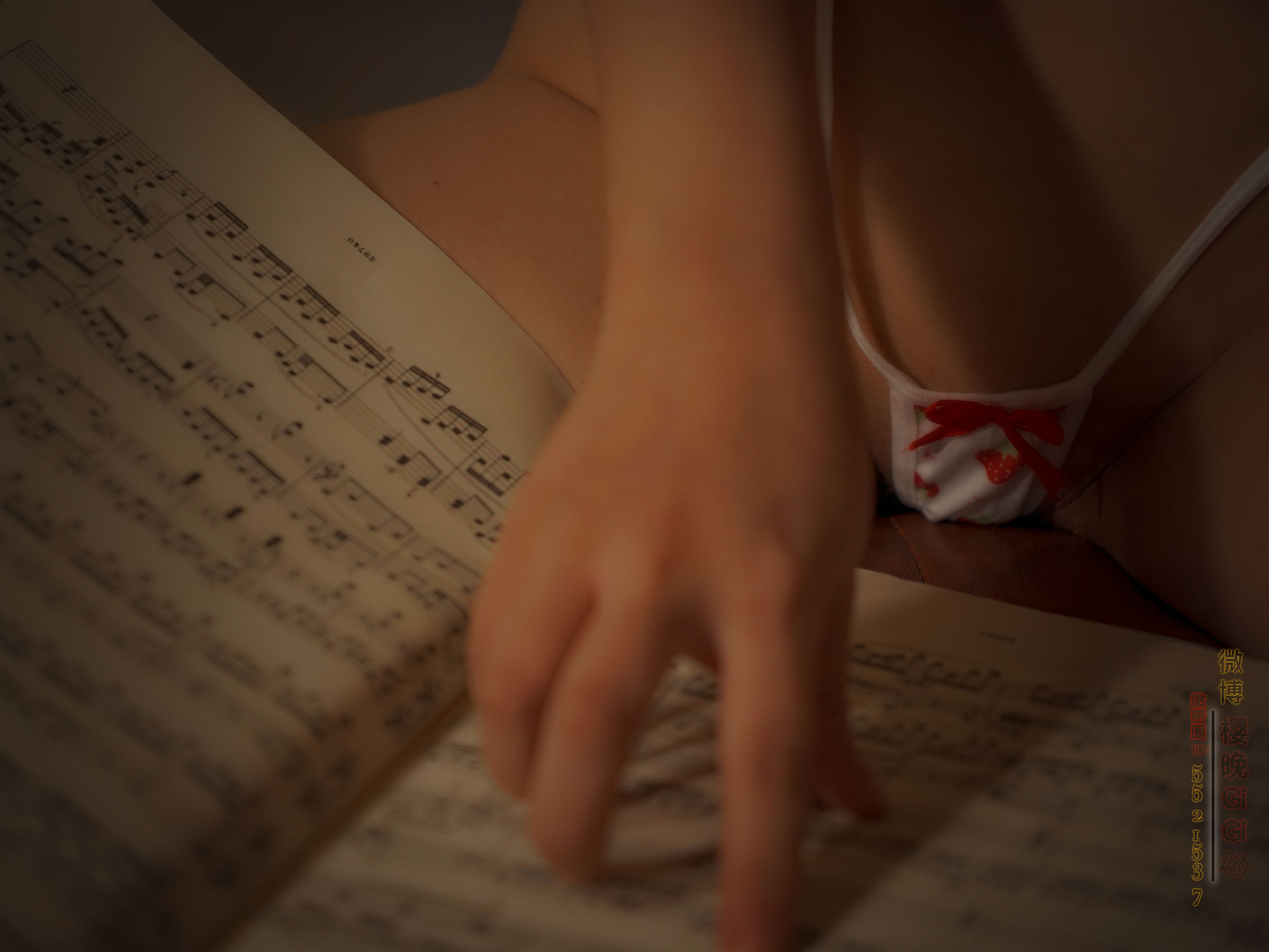 [福利COS] 网络红人樱晚gigi - 微醺的草莓（20P）