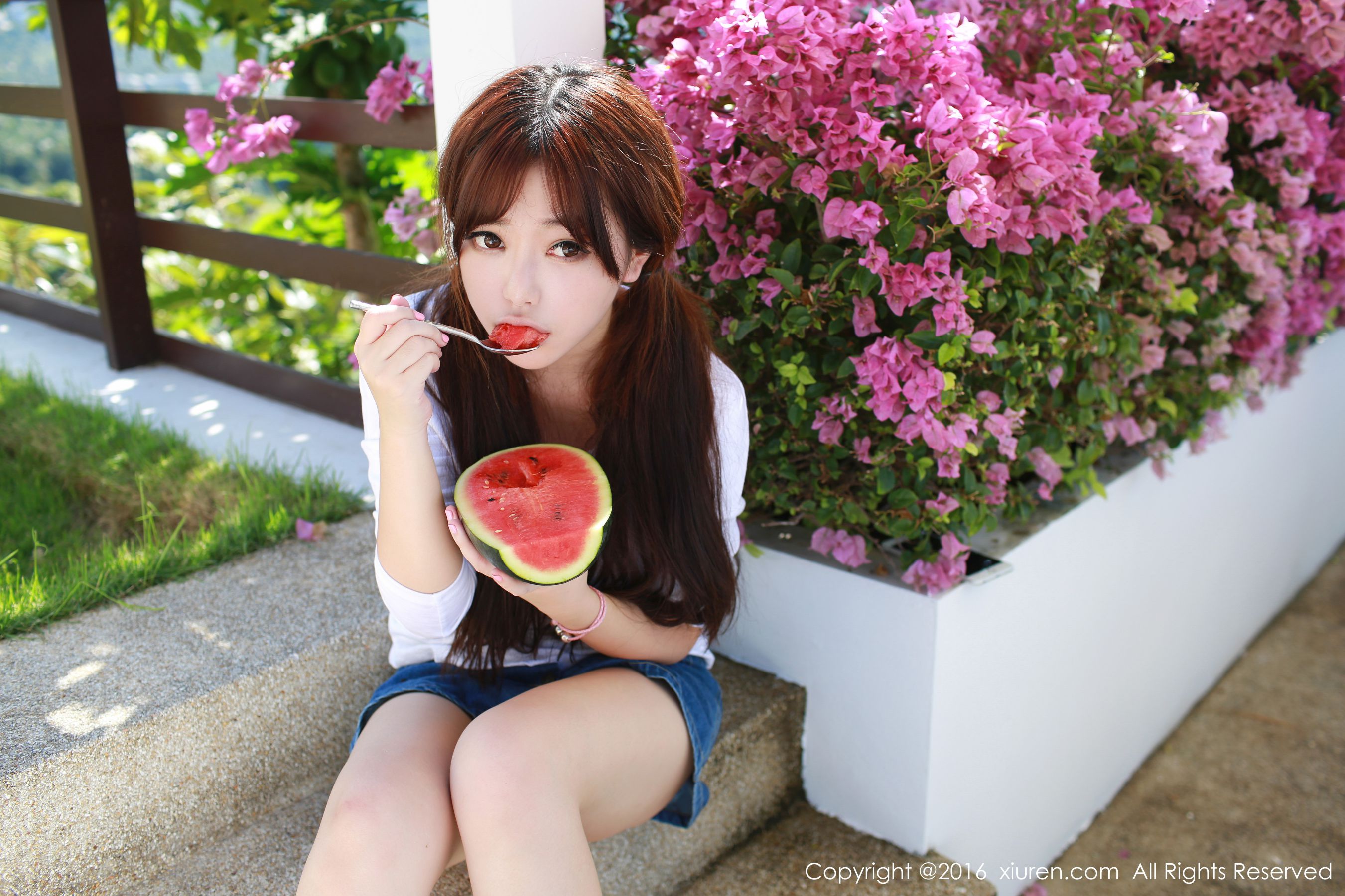 刘飞儿Faye《西瓜+牛仔超短裙+针织内衣》 [秀人网XiuRen] No.490（51P）