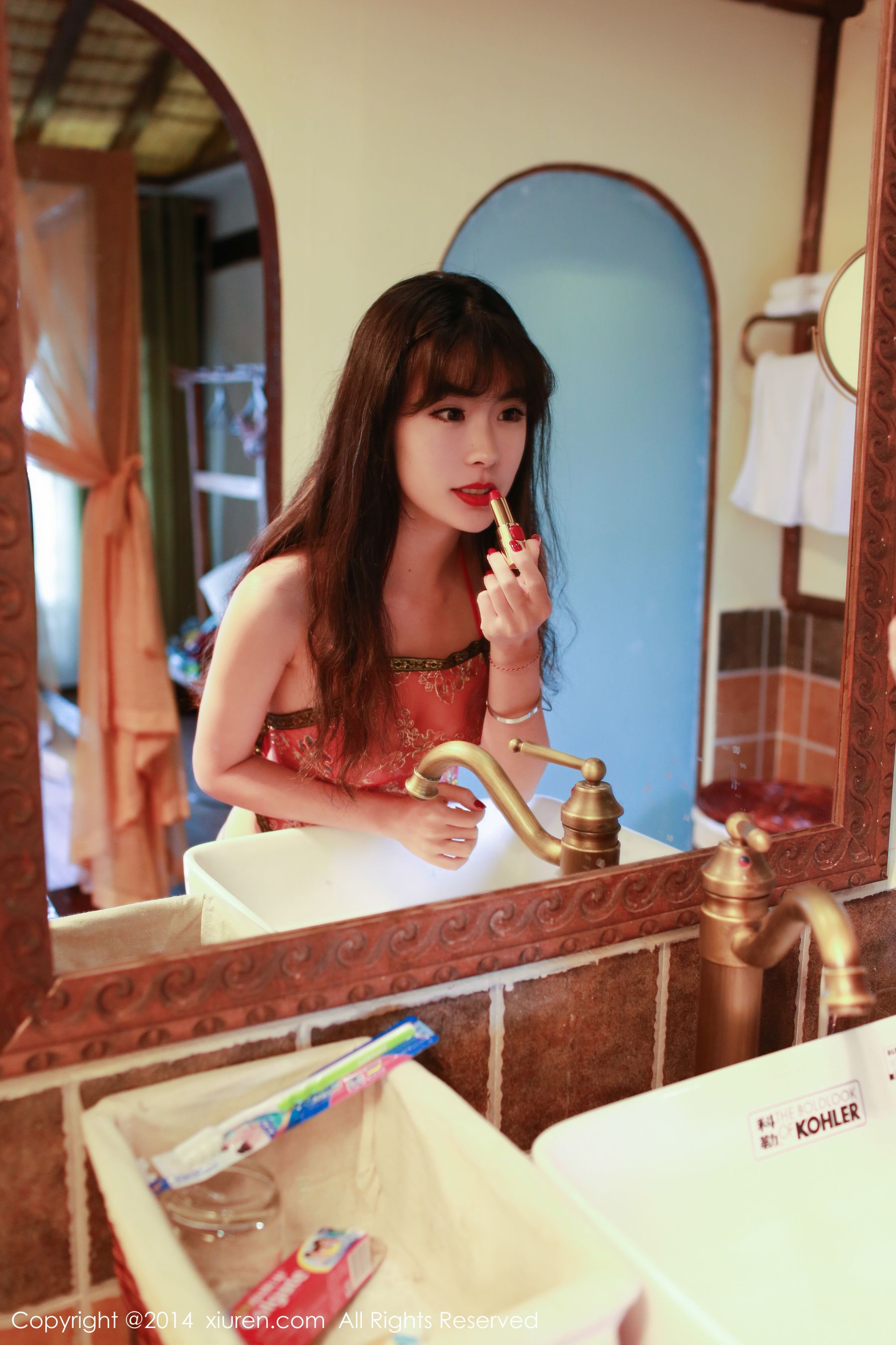 刘雪妮Verna《丽江旅拍》性感肚兜+长裙系列 [秀人网XiuRen] No.231（42P）-爱变色