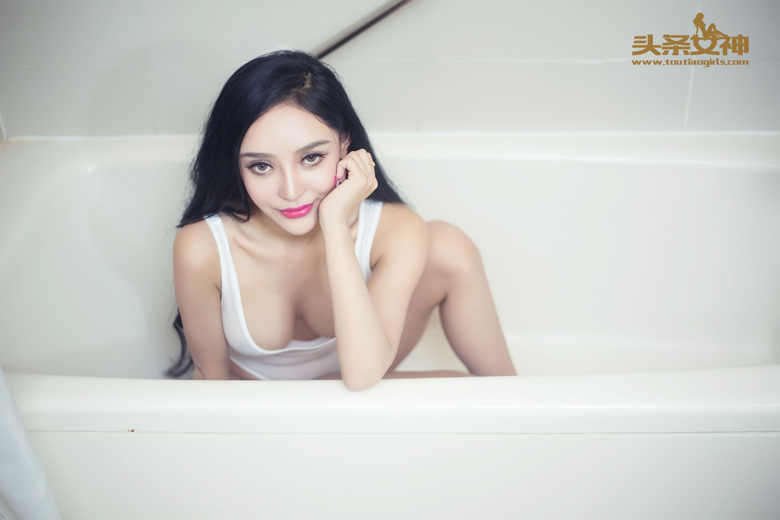 珞可可《极致湿身 白色比基尼》 [头条女神]（28P）