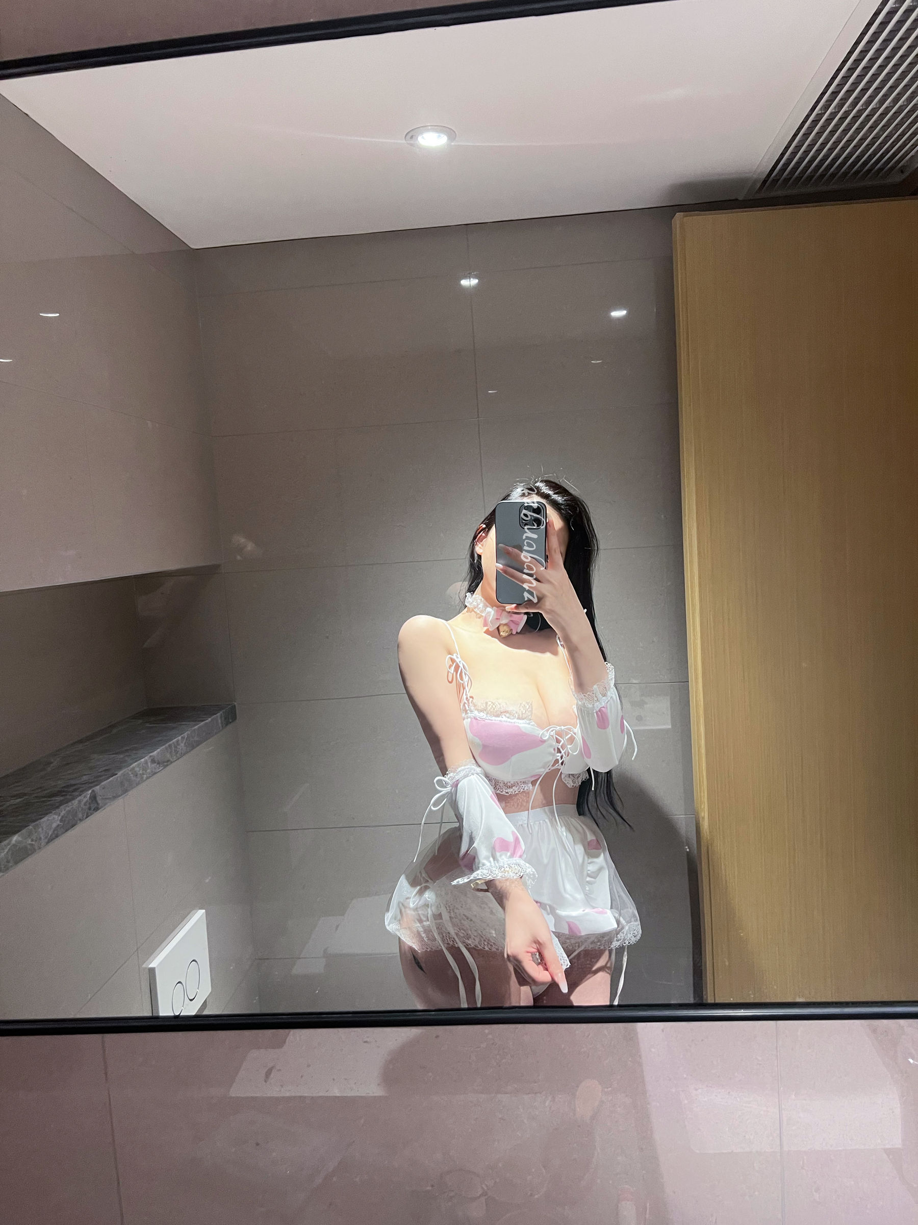 [福利COS] 美臀女神左公子666 - 情趣连体（23P）