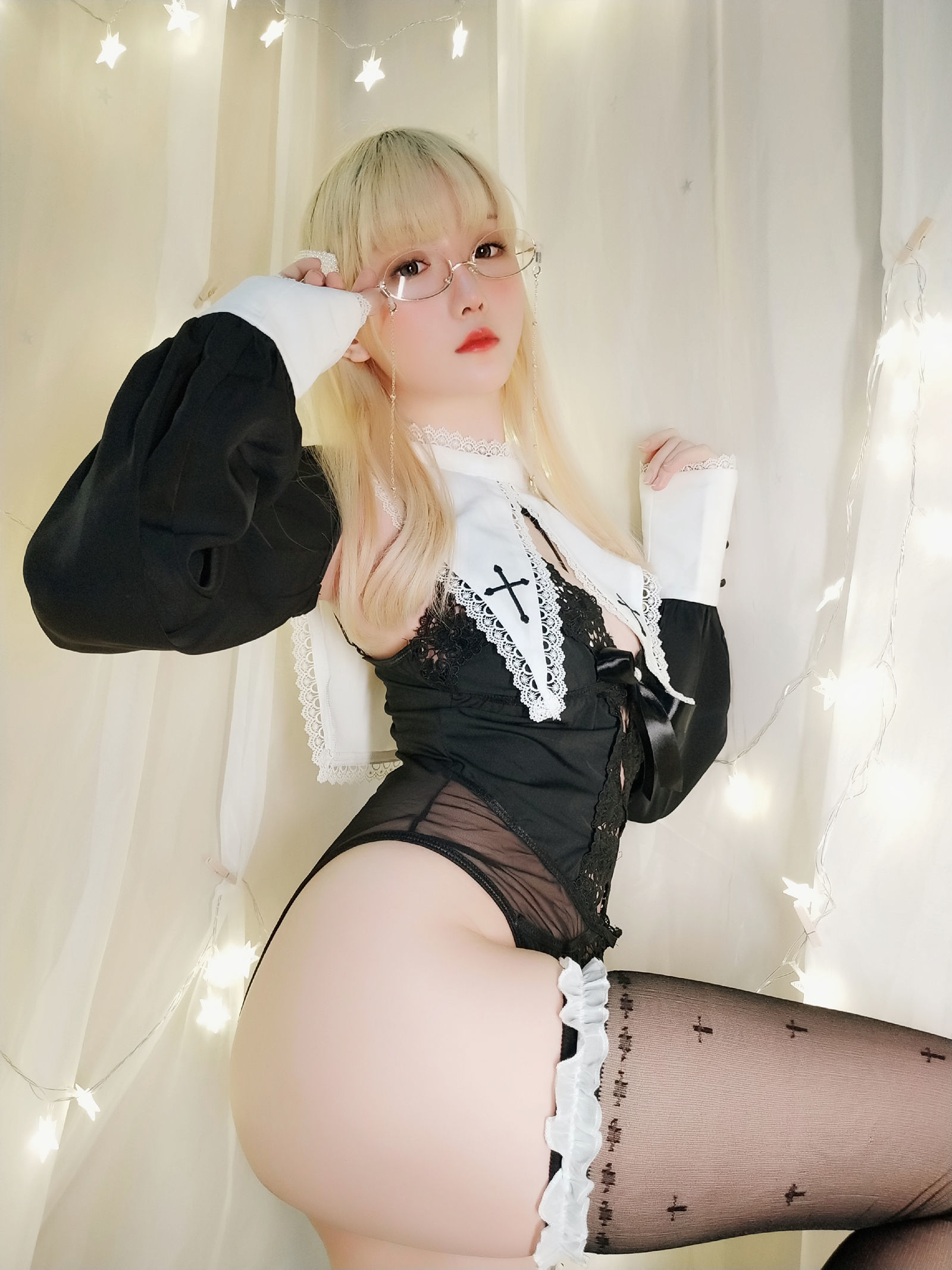 [萝莉COS] 星之迟迟 VOL.15 圣光修女包（60P）