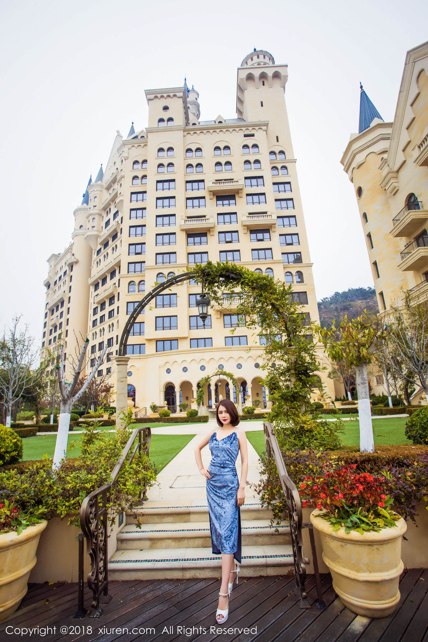 女神@廿十《长裙街拍+内衣+浴袍》 [秀人XiuRen] No.935（58P）