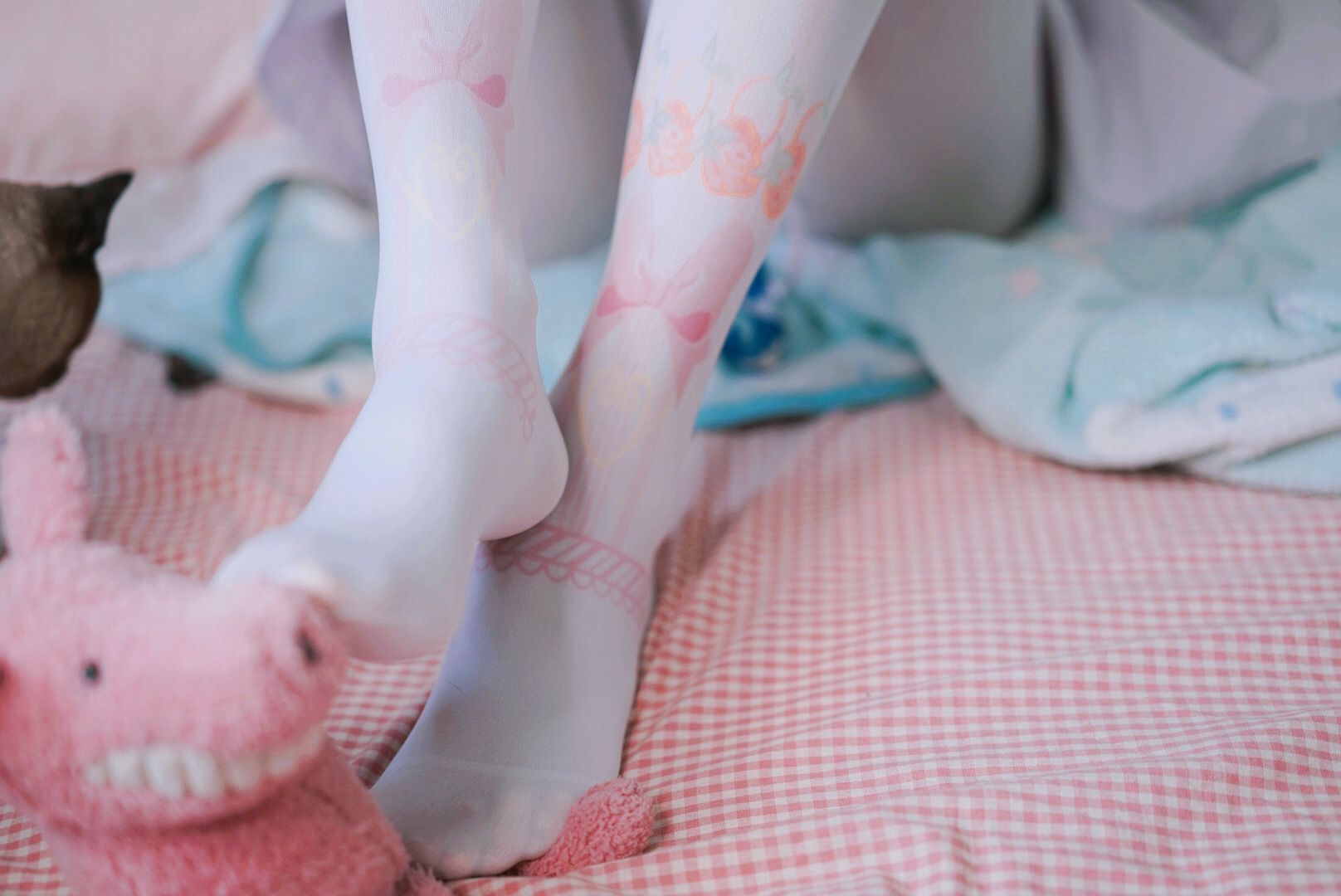 [网红COSER写真] 萌妹子眼酱大魔王w - 踩玩偶（10P）