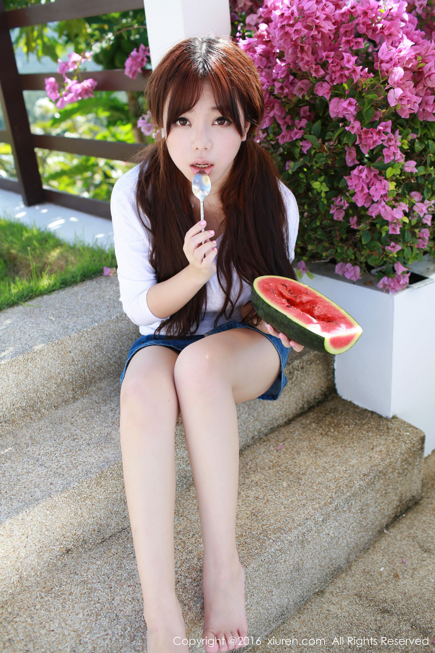 刘飞儿Faye《西瓜+牛仔超短裙+针织内衣》 [秀人网XiuRen] No.490（51P）