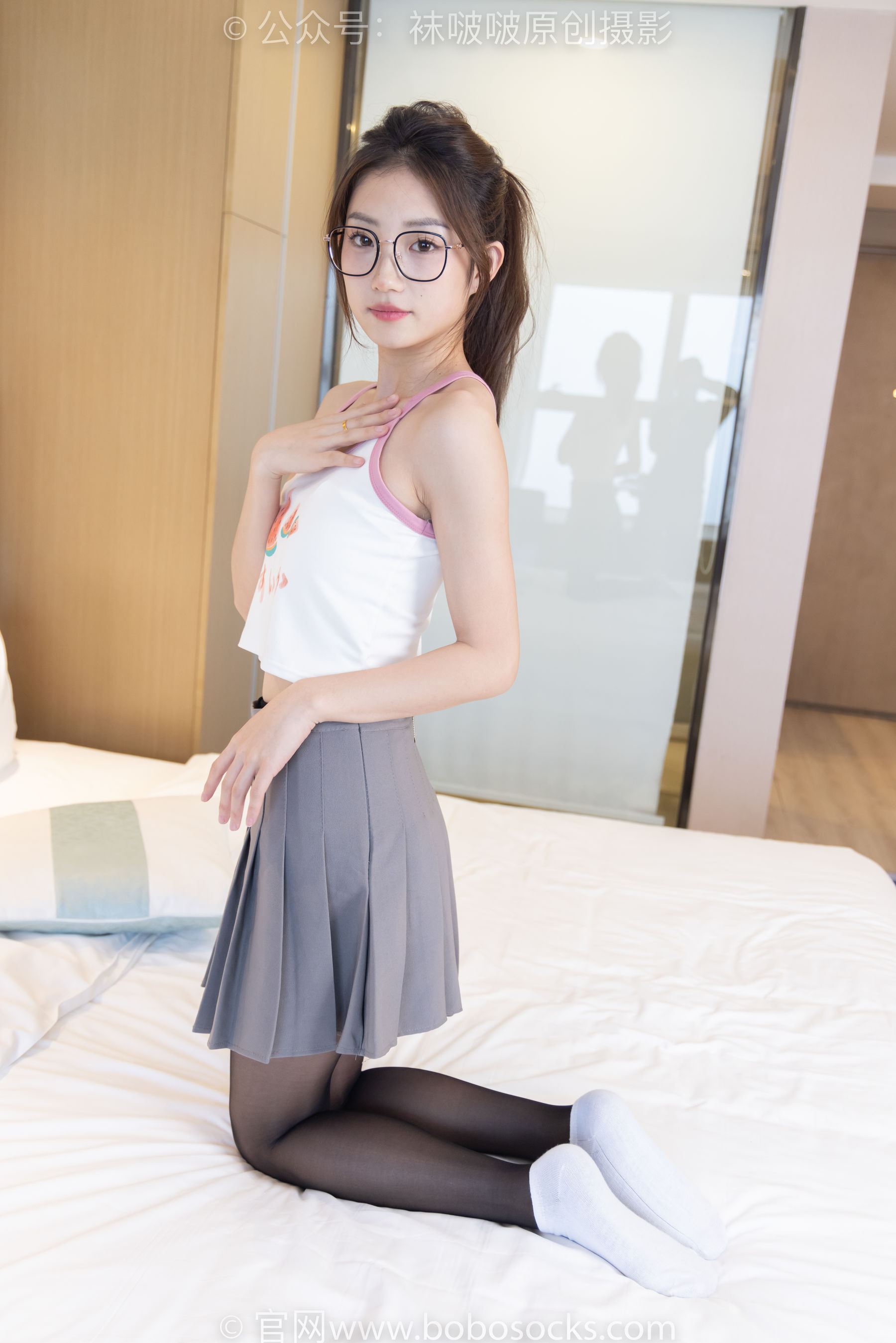 BoBoSocks袜啵啵 No.208 小沫 -红色匡威板鞋、短筒白棉袜、黑丝（145P）