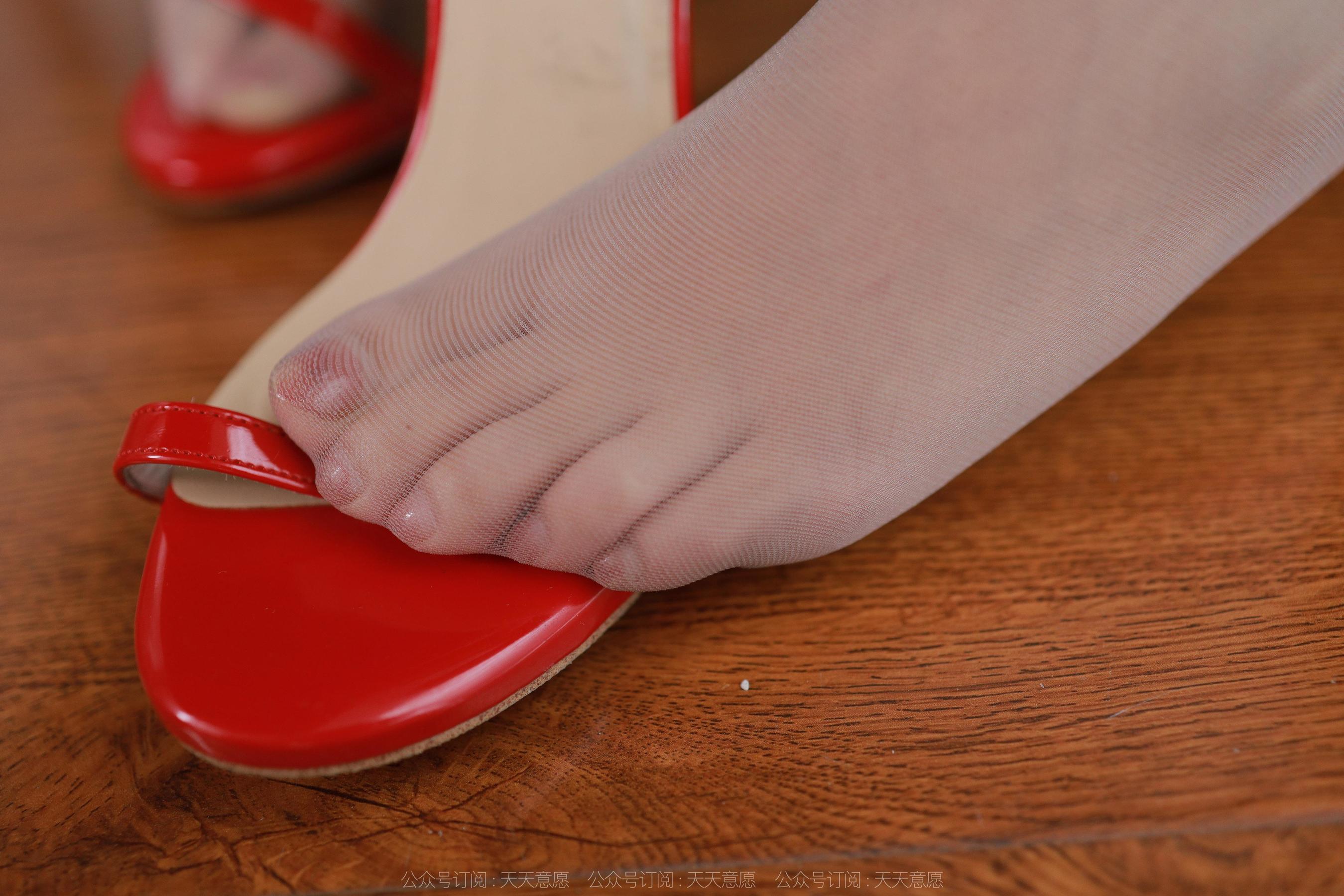 IESS异思趣向 - 模特：婉萍 《迷人绯红》（93P）