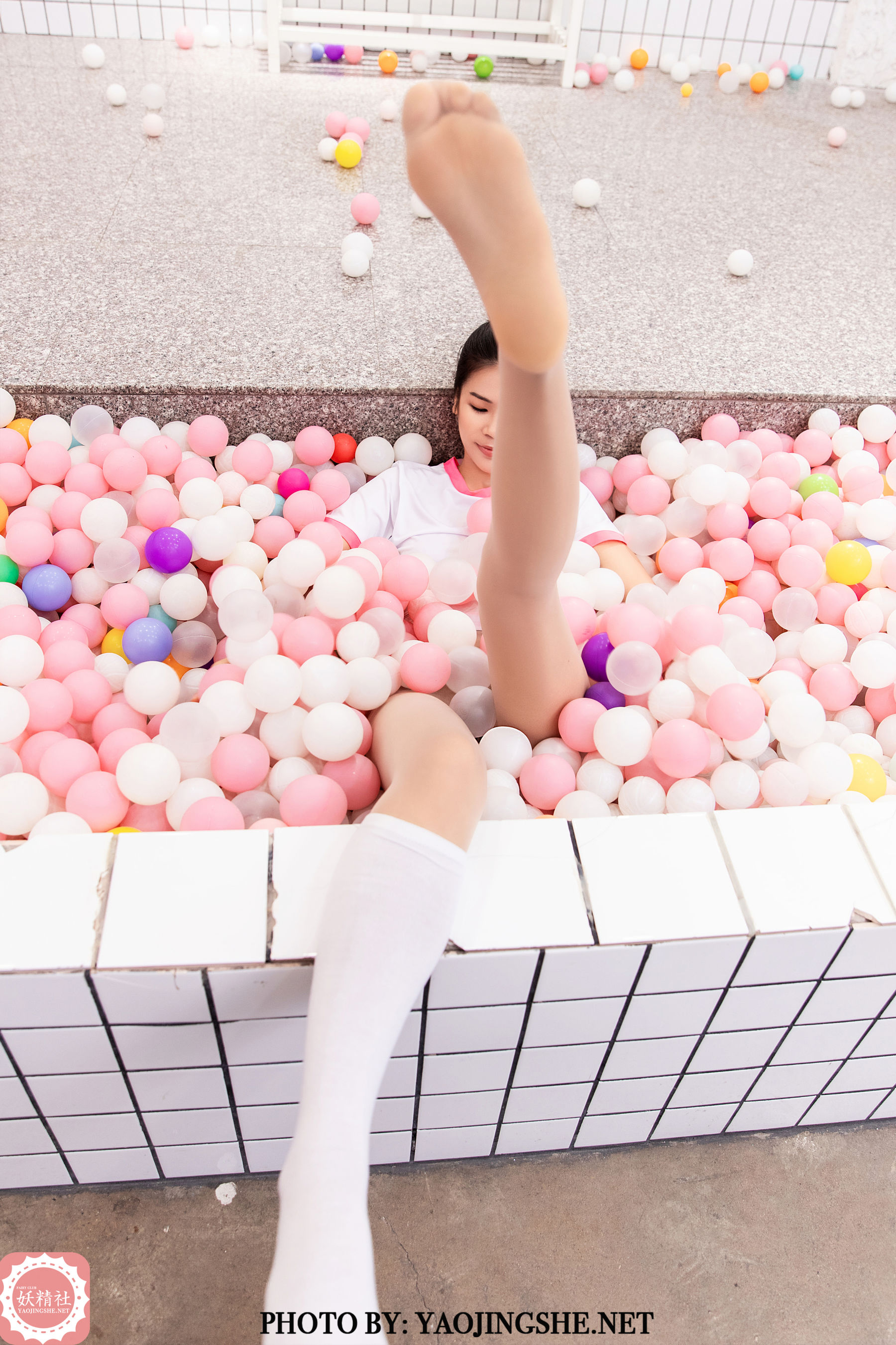 [妖精社YAOJINGSHE] V2007 珍珍 彩球浴室（54P）