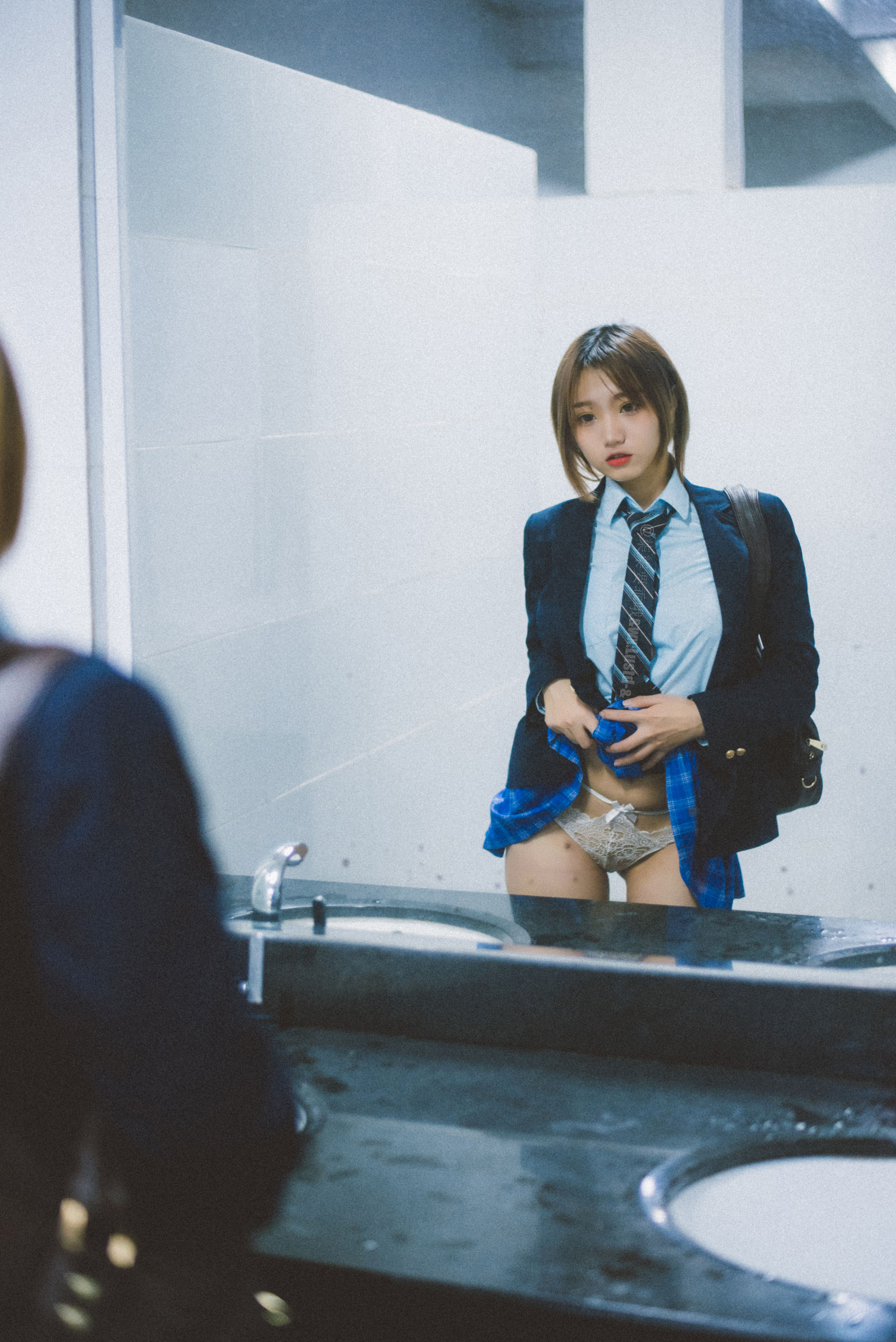 [福利COS] 动漫博主柒柒要乖哦 - 深夜公园JK（35P）