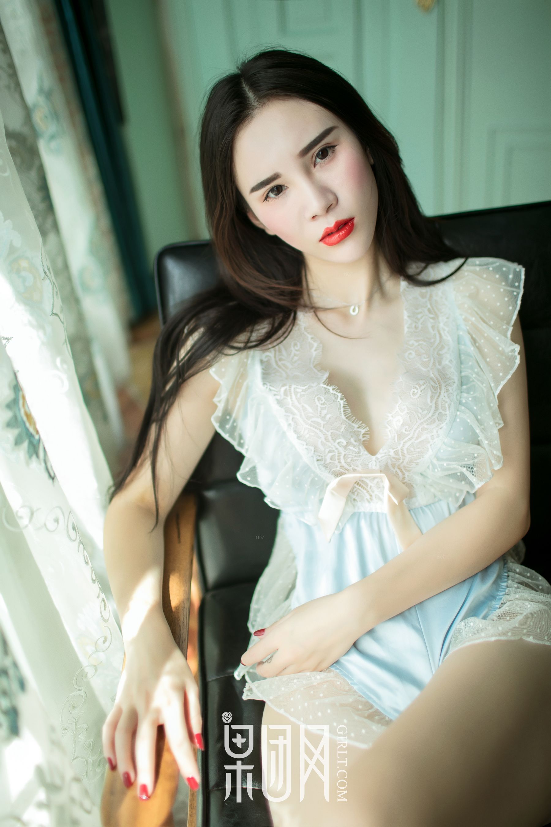 万万《硬朗御姐真空上阵大秀美背，浴缸湿身无比勾魂！》 [果团网Girlt] NO.075（42P）