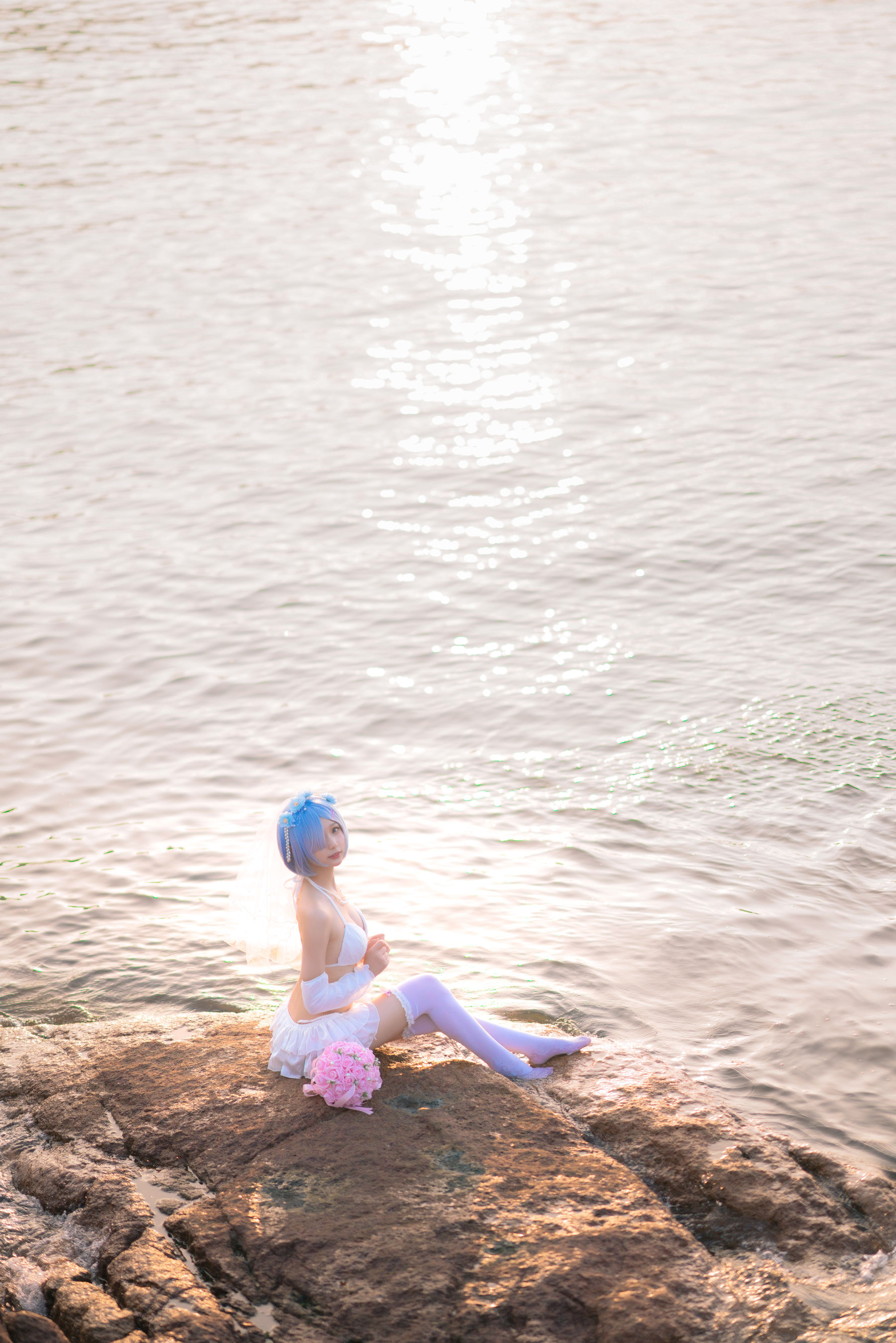 [COS福利] 橙子喵 - 蕾姆海边婚纱花嫁（18P）-爱变色