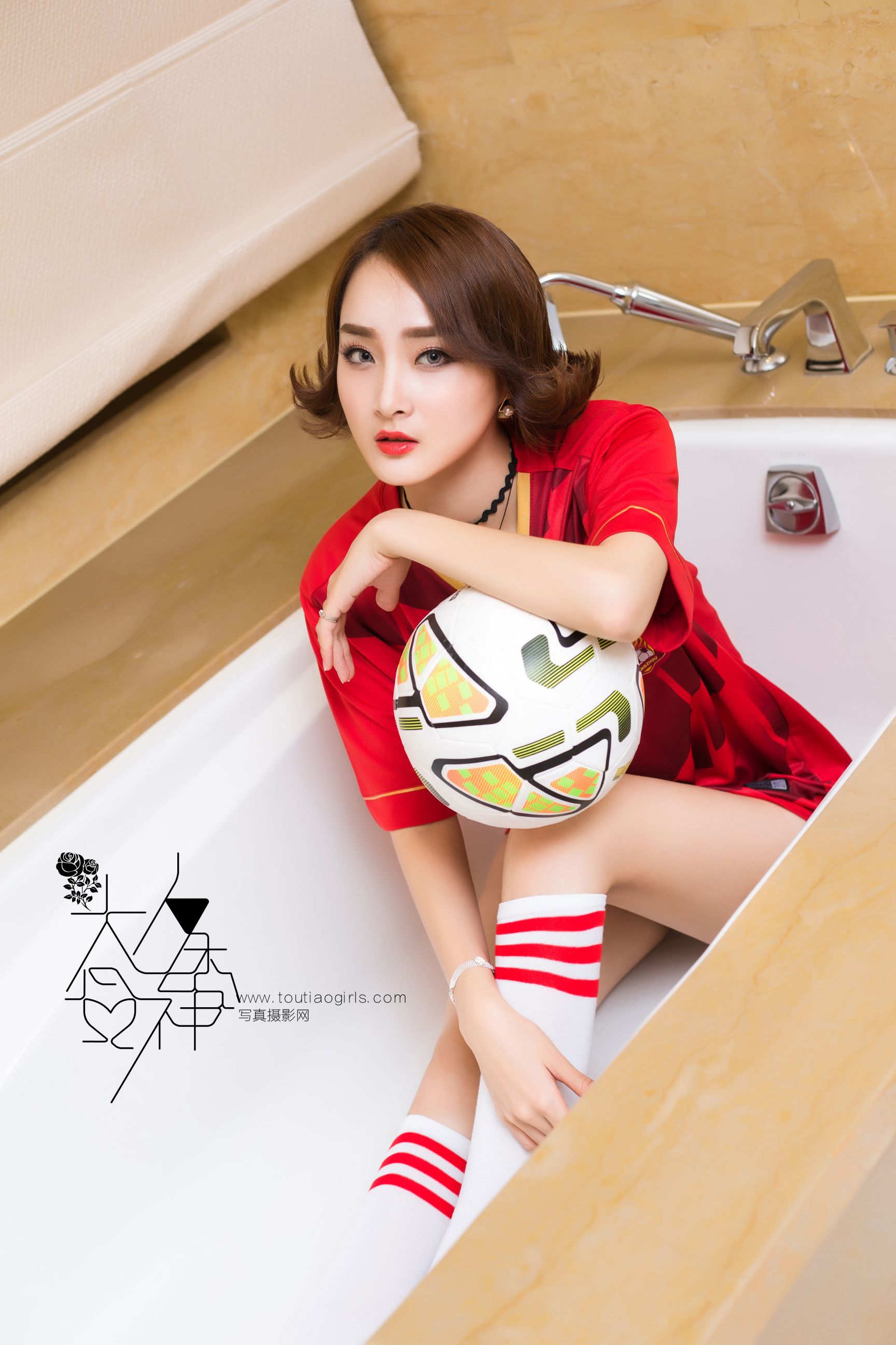 周夕爱《小红魔宝宝 致敬曼联》 [头条女神]（18P）