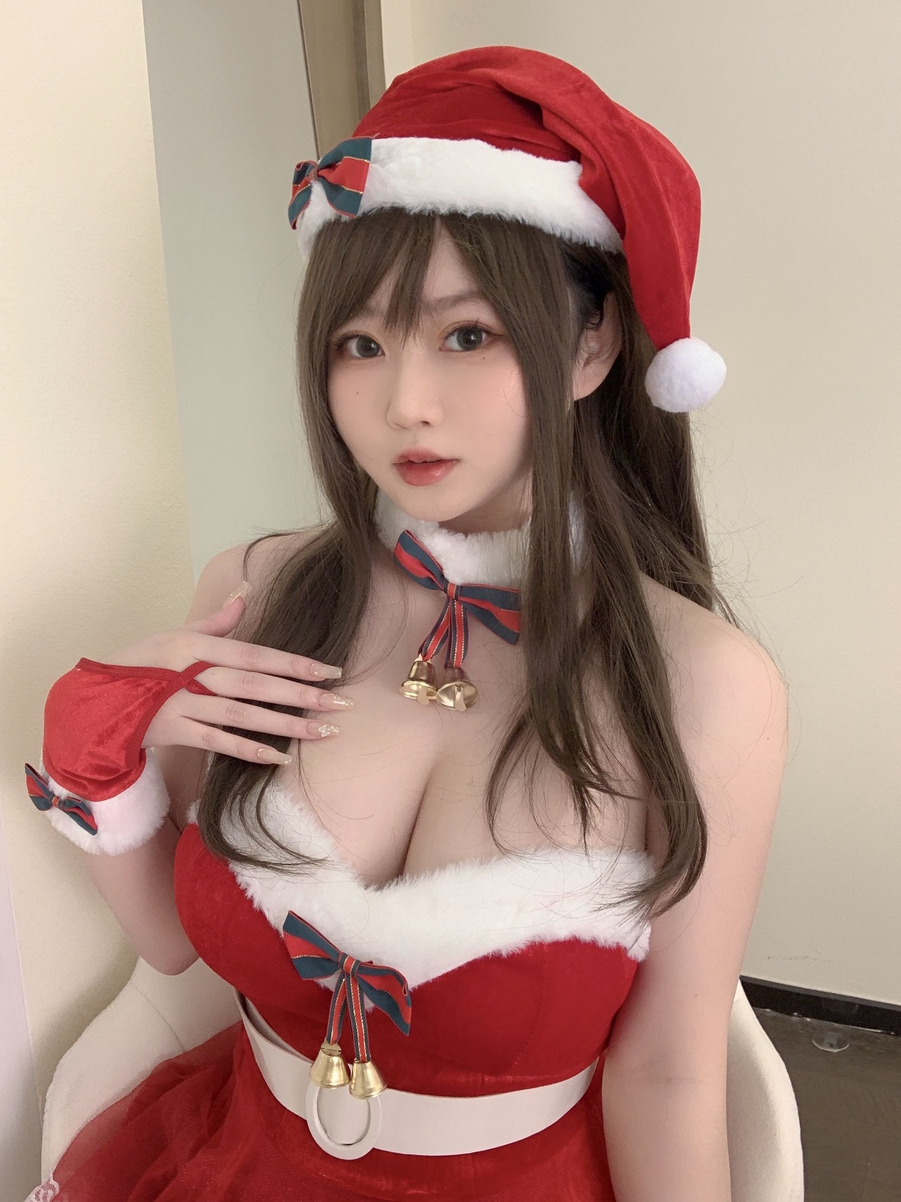 [网红COS] 蜜桃少女是依酱呀 - 2021圣诞特辑（58P）