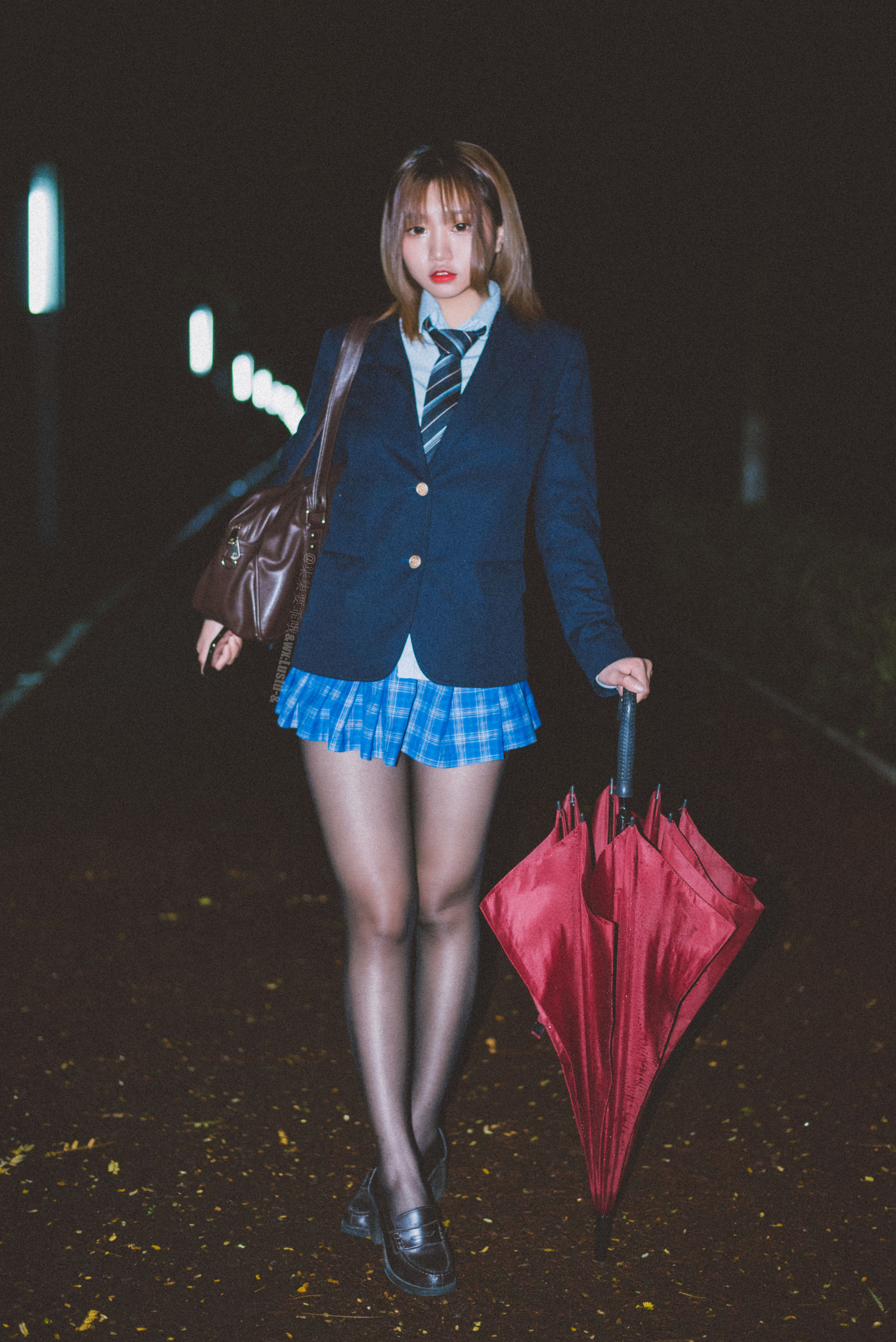 [福利COS] 动漫博主柒柒要乖哦 - 深夜公园JK（35P）