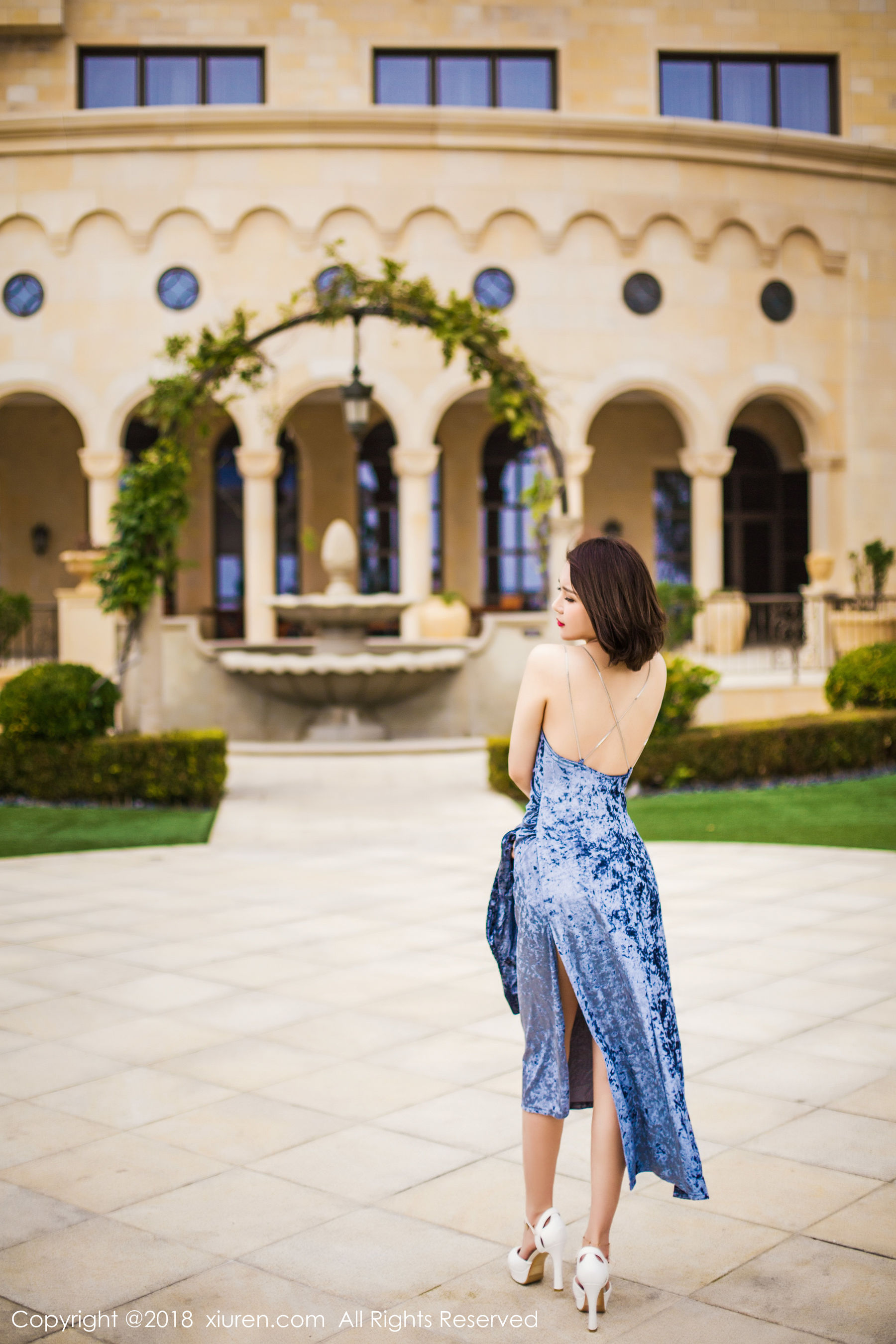 女神@廿十《长裙街拍+内衣+浴袍》 [秀人XiuRen] No.935（58P）