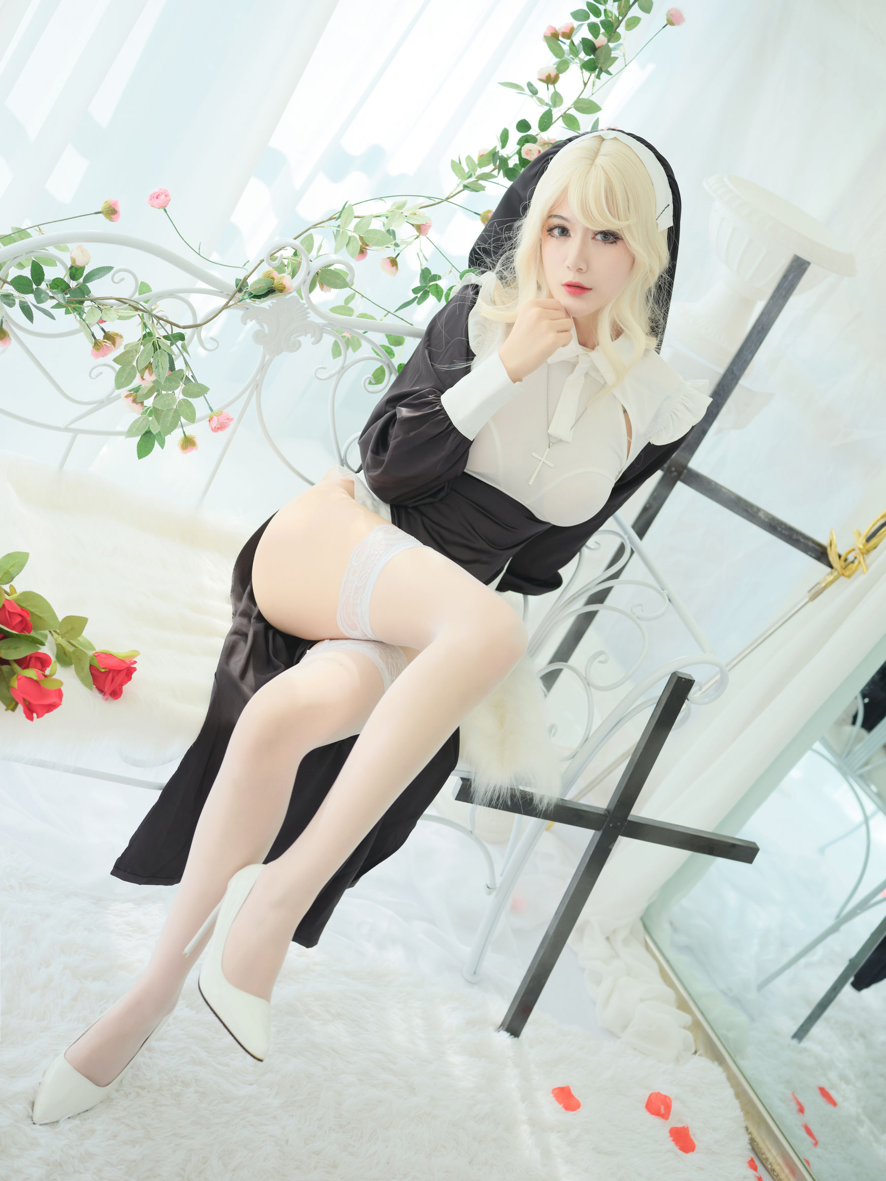 [网红COS] 一米八的大梨子 - 修女（36P）