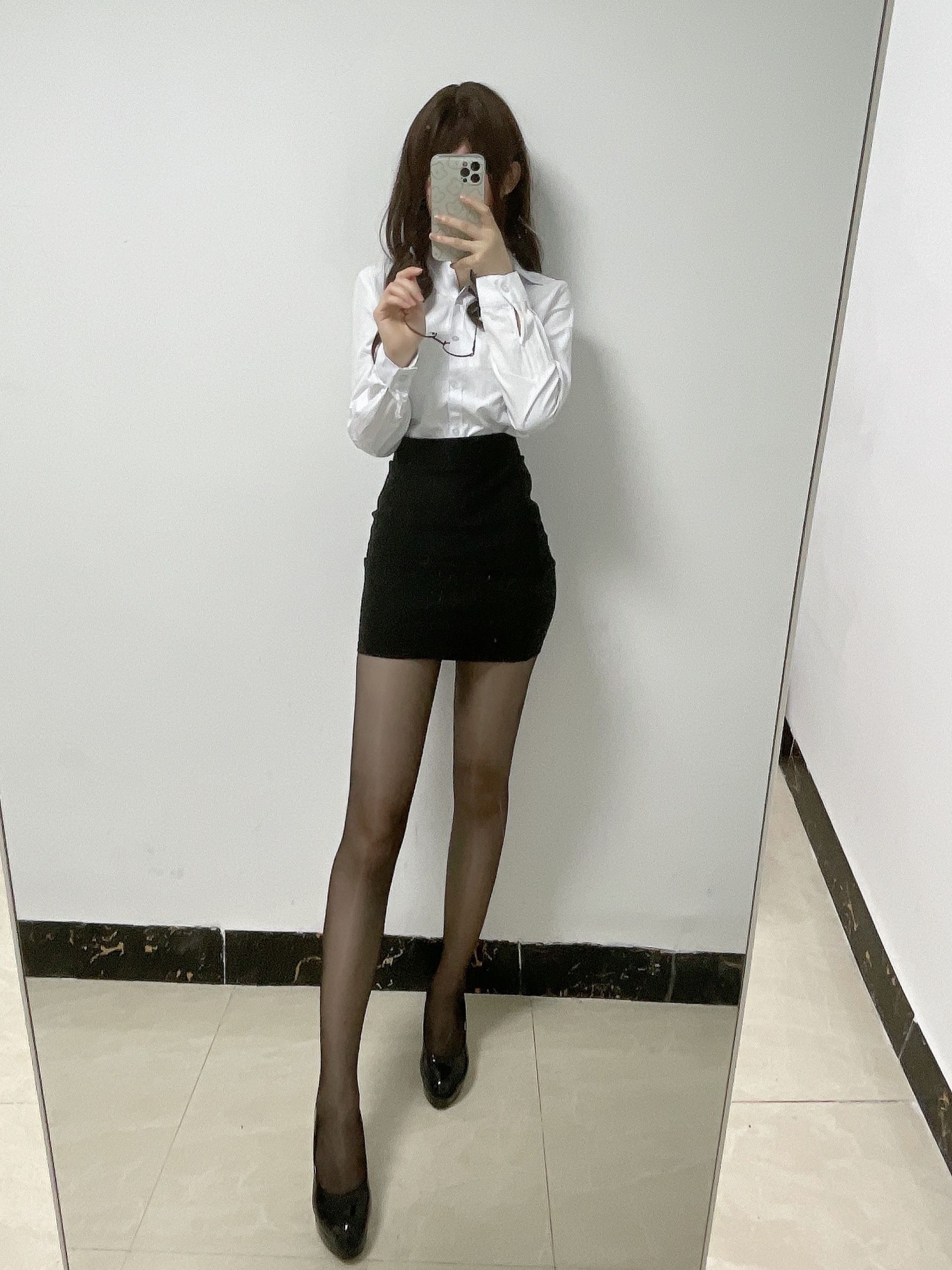 [福利COS] Coser衣衣 - OL制服（26P）