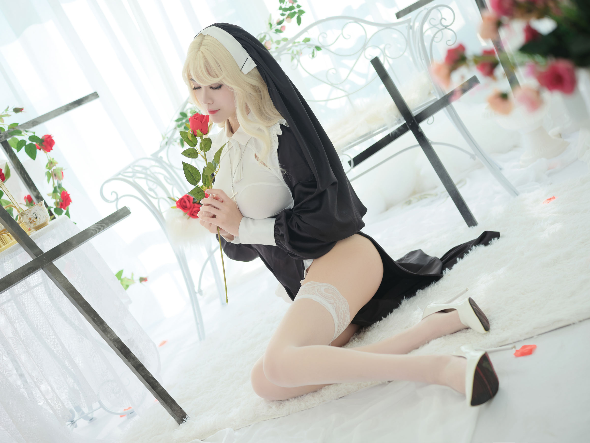 [网红COS] 一米八的大梨子 - 修女（36P）