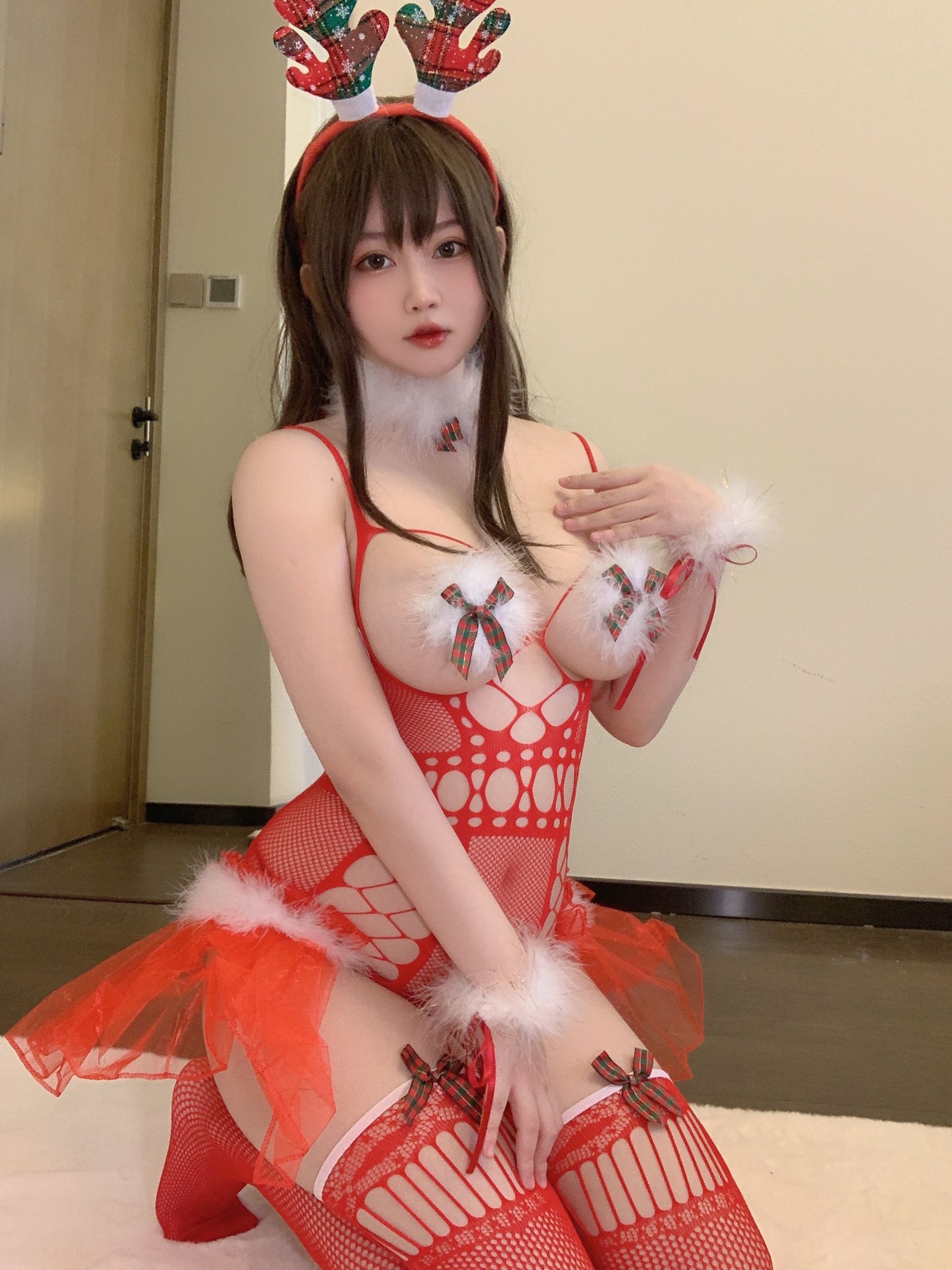 [网红COS] 蜜桃少女是依酱呀 - 2021圣诞特辑（58P）