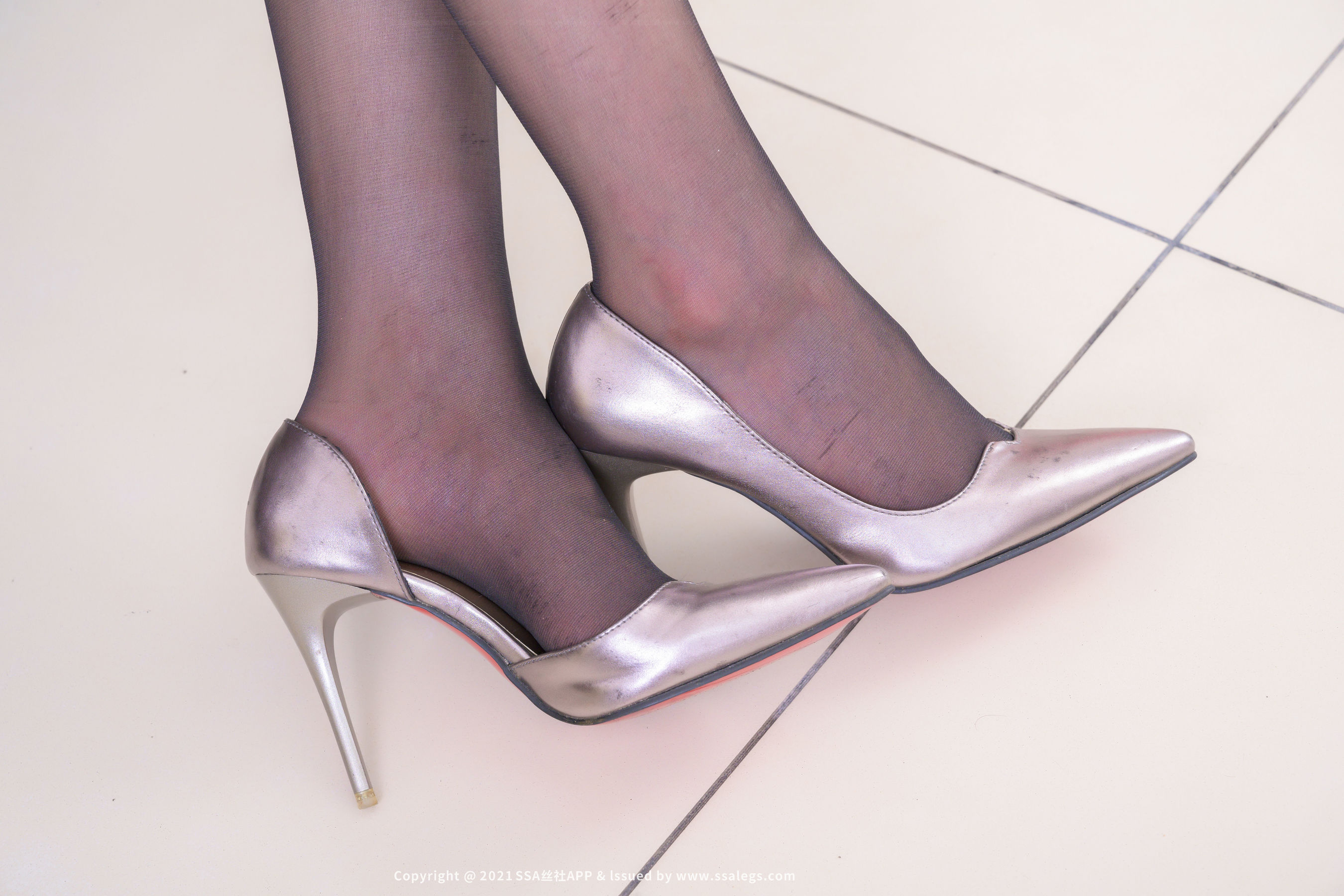 [SSA丝社]超清写真 No.776 模特 漫漫 的黑丝袜美腿（上）（101P）