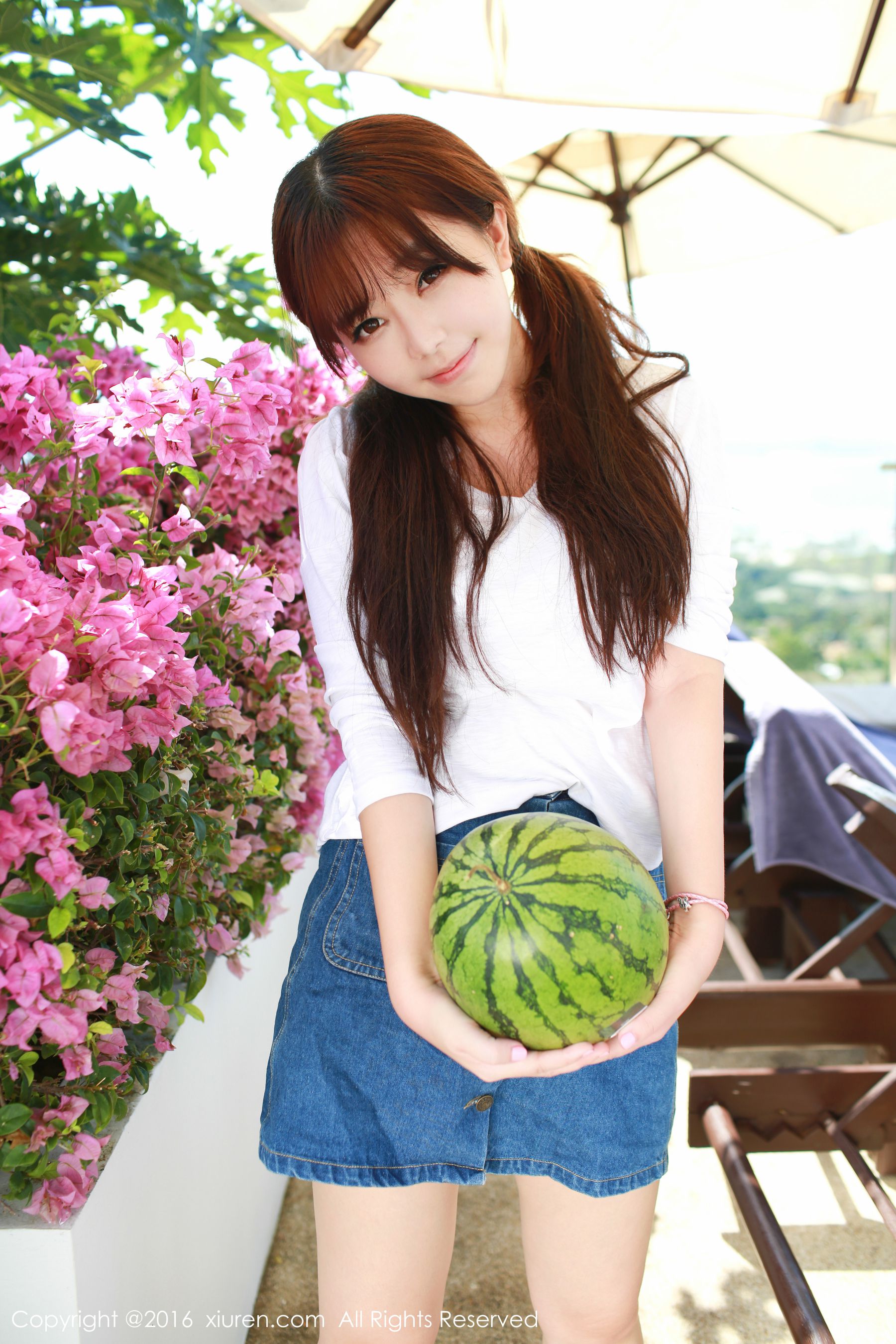 刘飞儿Faye《西瓜+牛仔超短裙+针织内衣》 [秀人网XiuRen] No.490（51P）