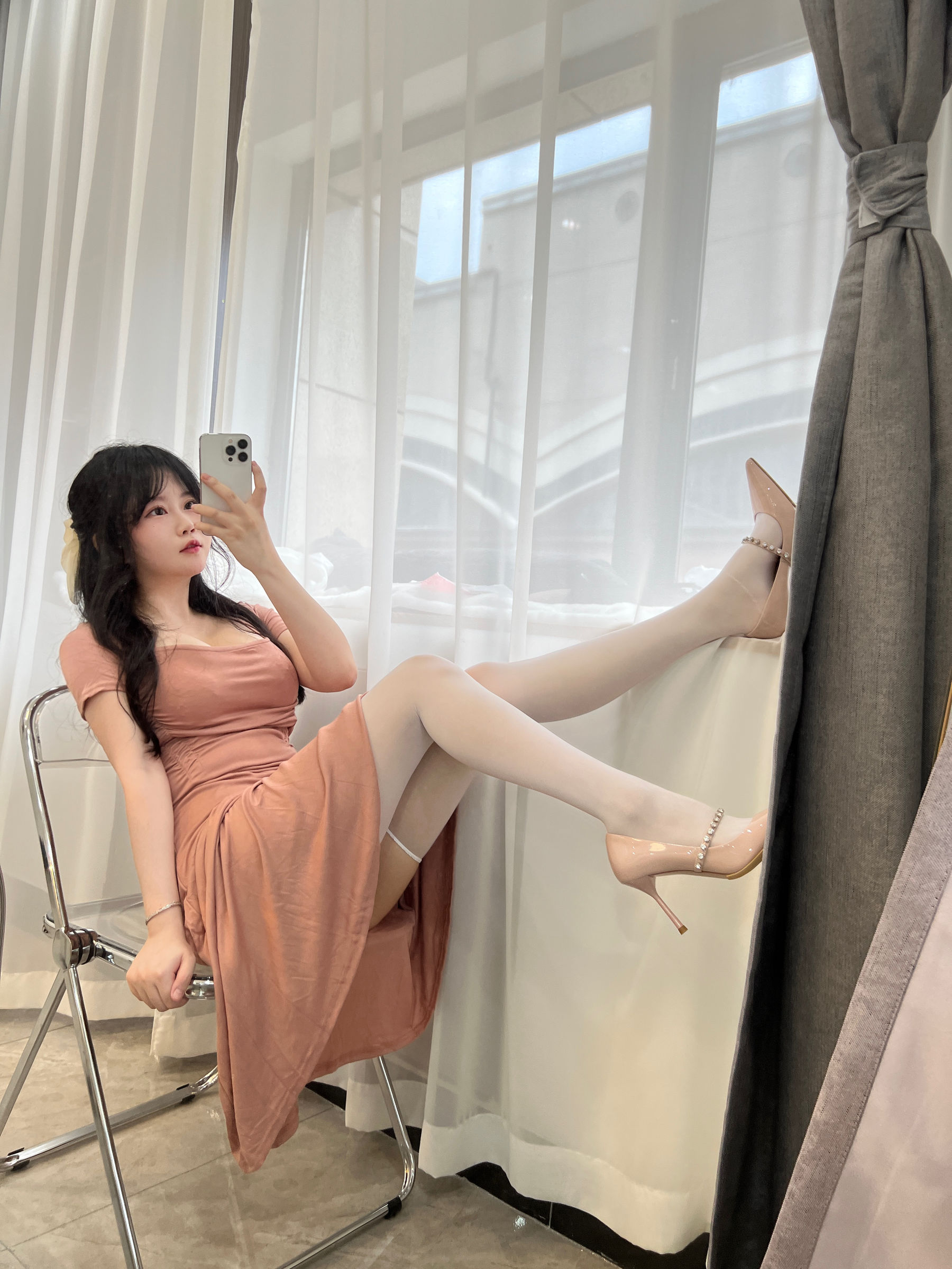 [福利COS] 蜜桃少女是依酱呀 - 人妻（31P）