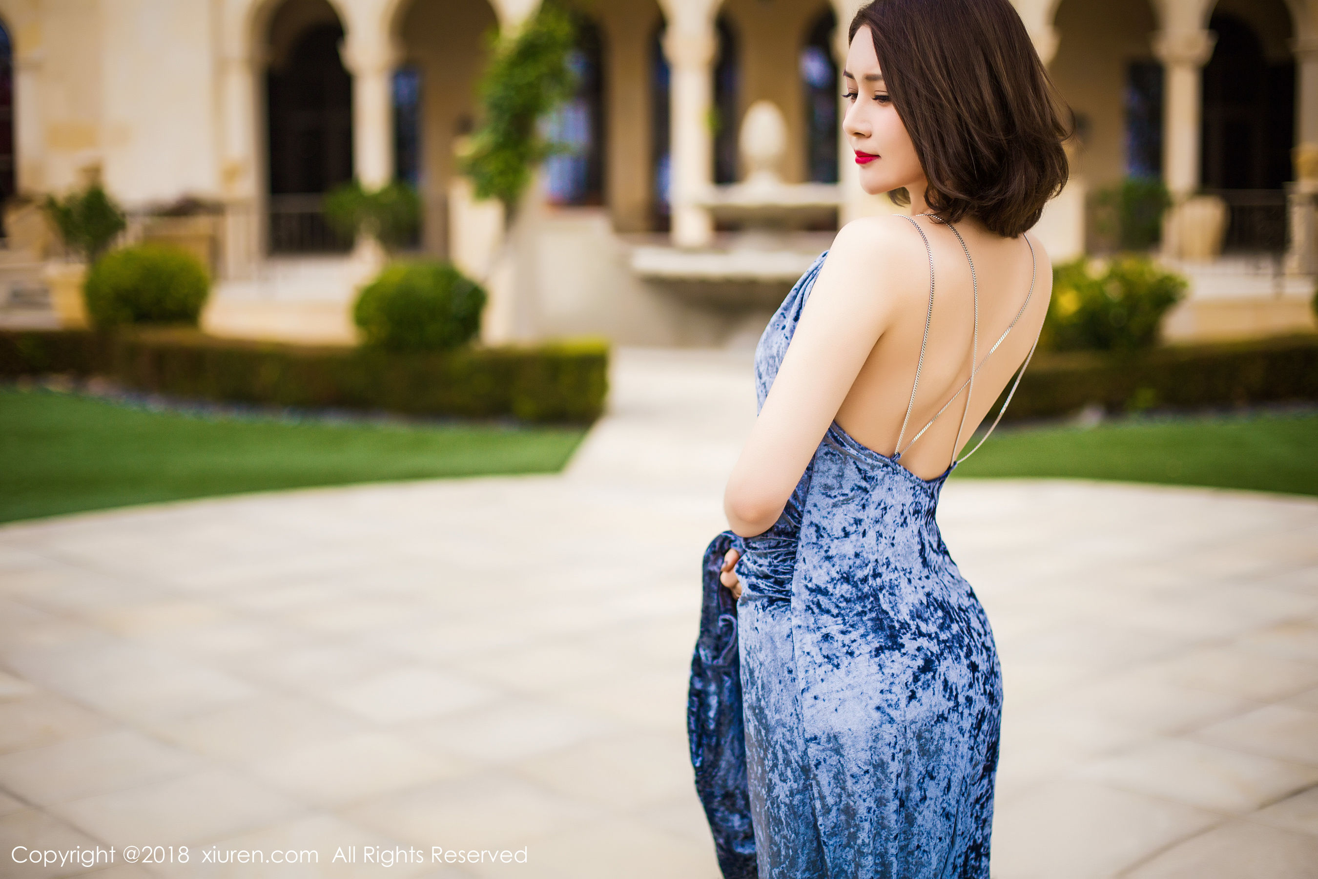 女神@廿十《长裙街拍+内衣+浴袍》 [秀人XiuRen] No.935（58P）