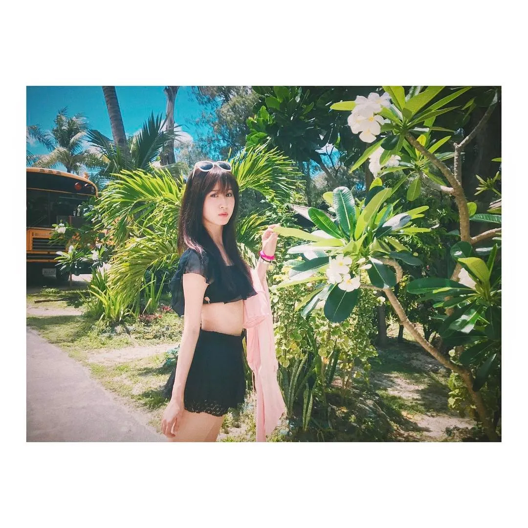 阿部菜渚美 ビジネスクリックキャスターの泳装写真 21P