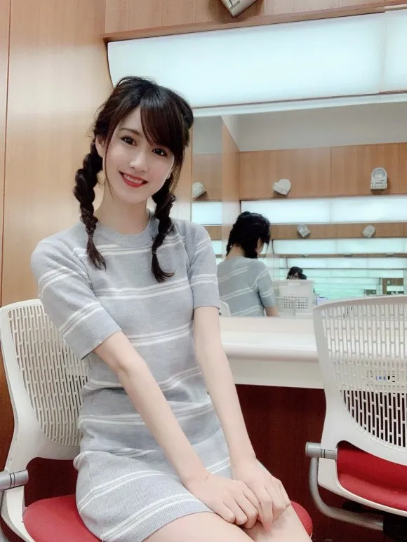 阿部菜渚美 ビジネスクリックキャスターの泳装写真 21P