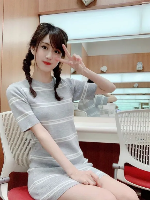 阿部菜渚美 ビジネスクリックキャスターの泳装写真 21P