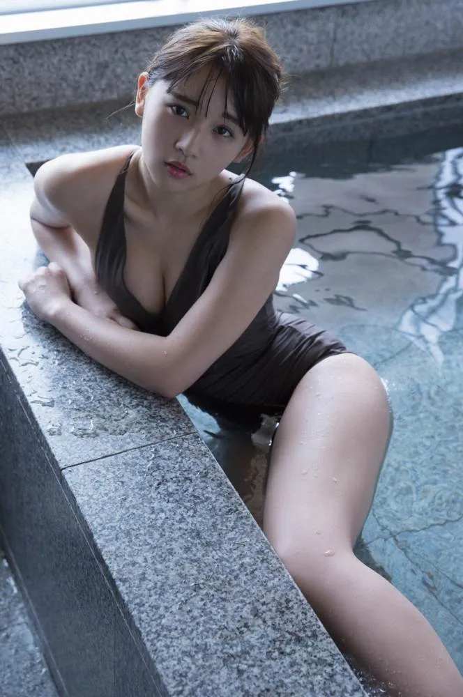 浅川梨奈　グラビア泳装写真　58P③